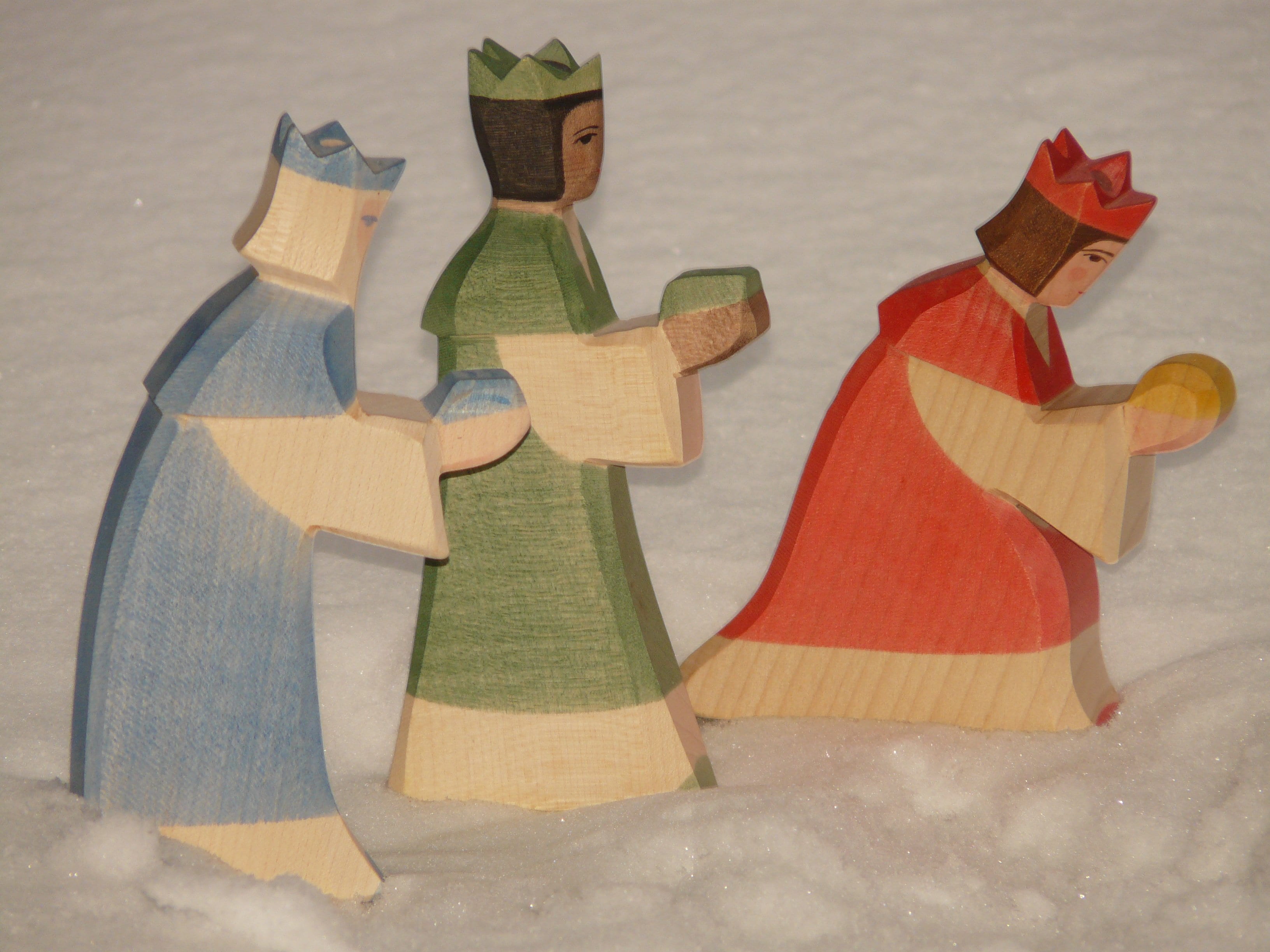 red, no people, crib, indoors, table, toy block, multi colored, crown, paper, high angle view, 2K, art and craft, nativity, wood - material, decors, king, HD Wallpaper