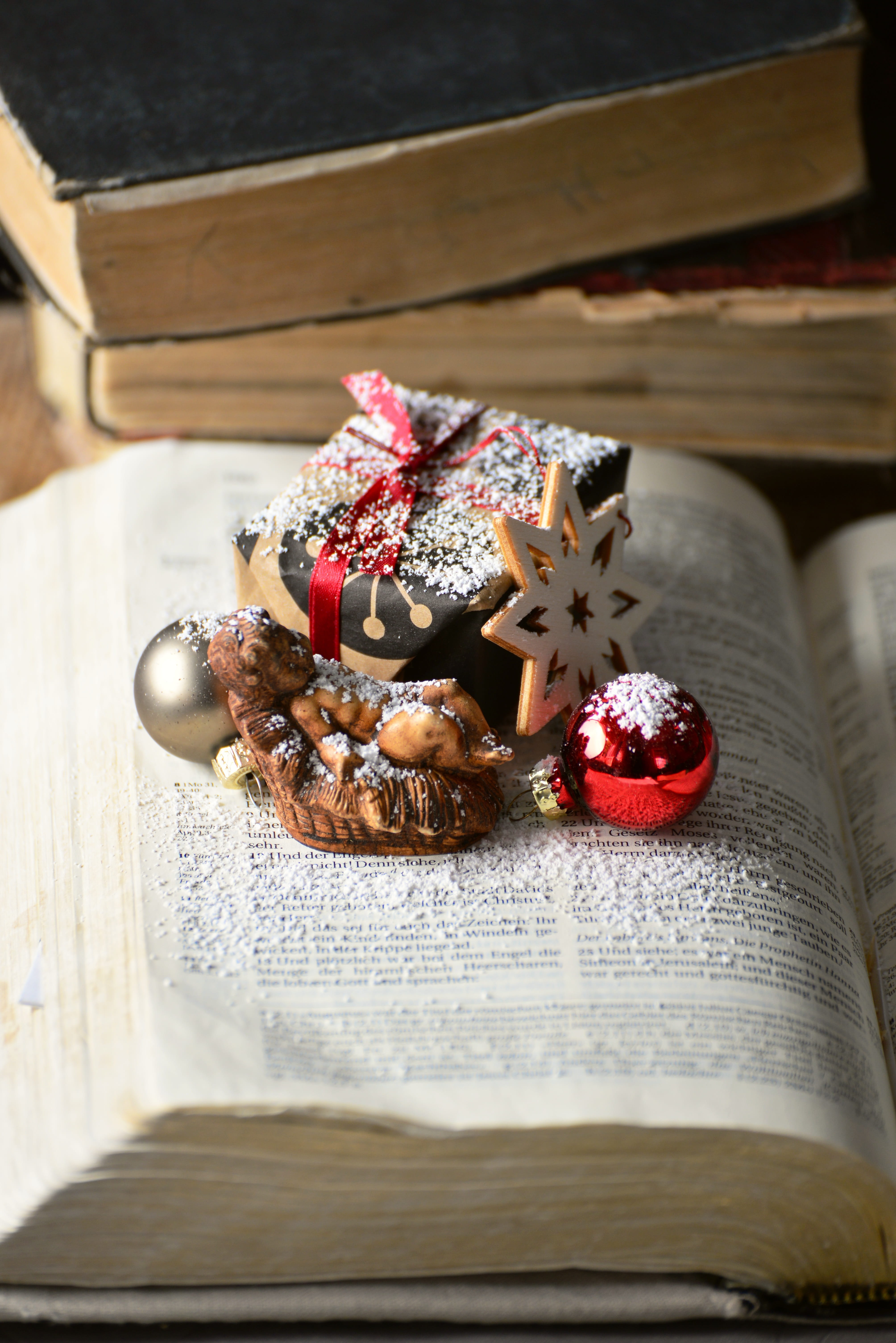 crib, sweet food, santon, christianity, symbolic, bible, indulgence, close-up, christian, indoors, christmas, luke 2, table, gift, gospel, food and drink, Phone HD Wallpaper
