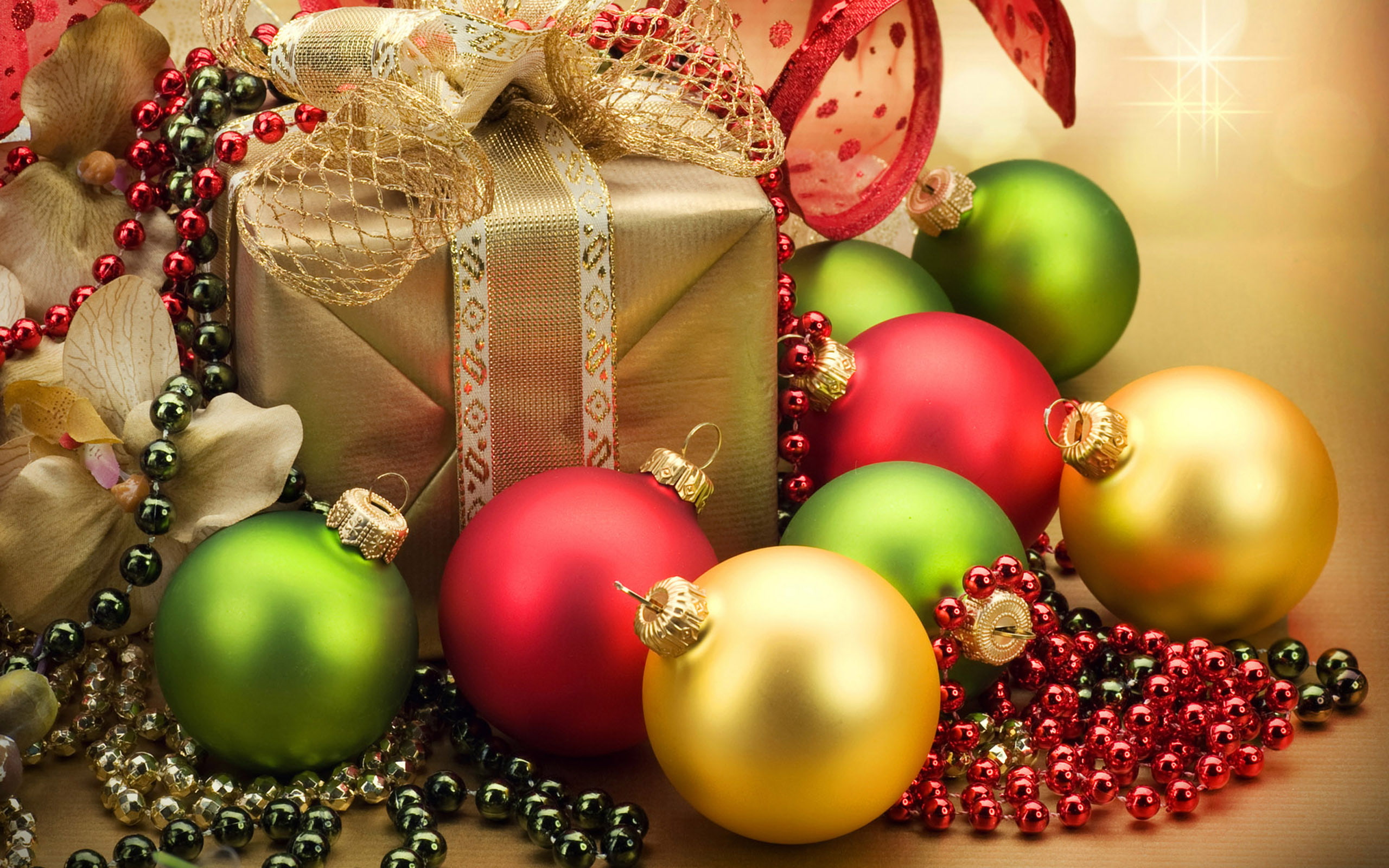 desktop, red, christmas, balls, 2K, decorations, hd, gift, picture, necklaces, green, yellow, HD Wallpaper