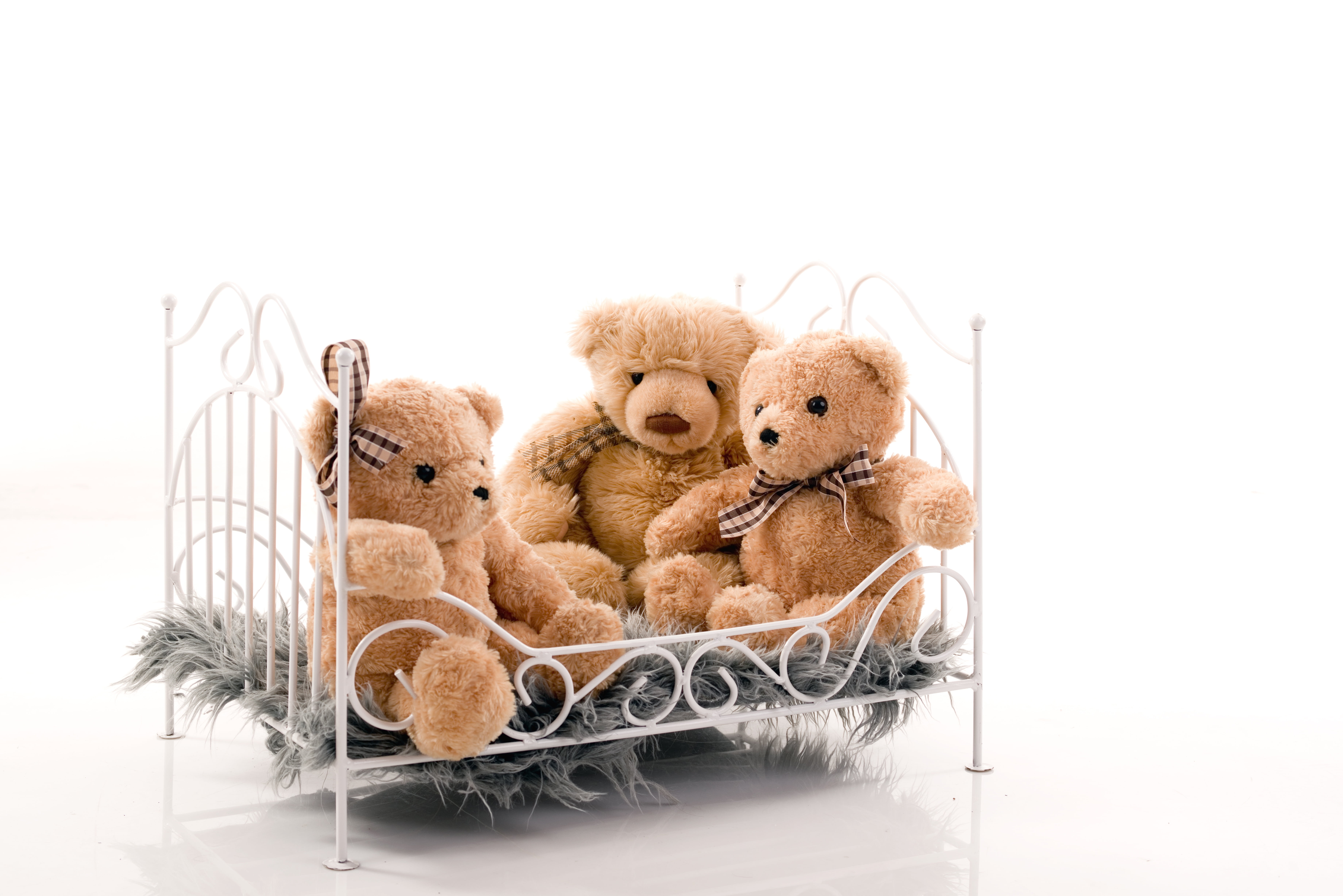 studio, life, bears, animal, crib, close-up, mascots, childhood, softness, stuffed toy, beige, copy space, animal representation, indoors, gift, family, HD Wallpaper