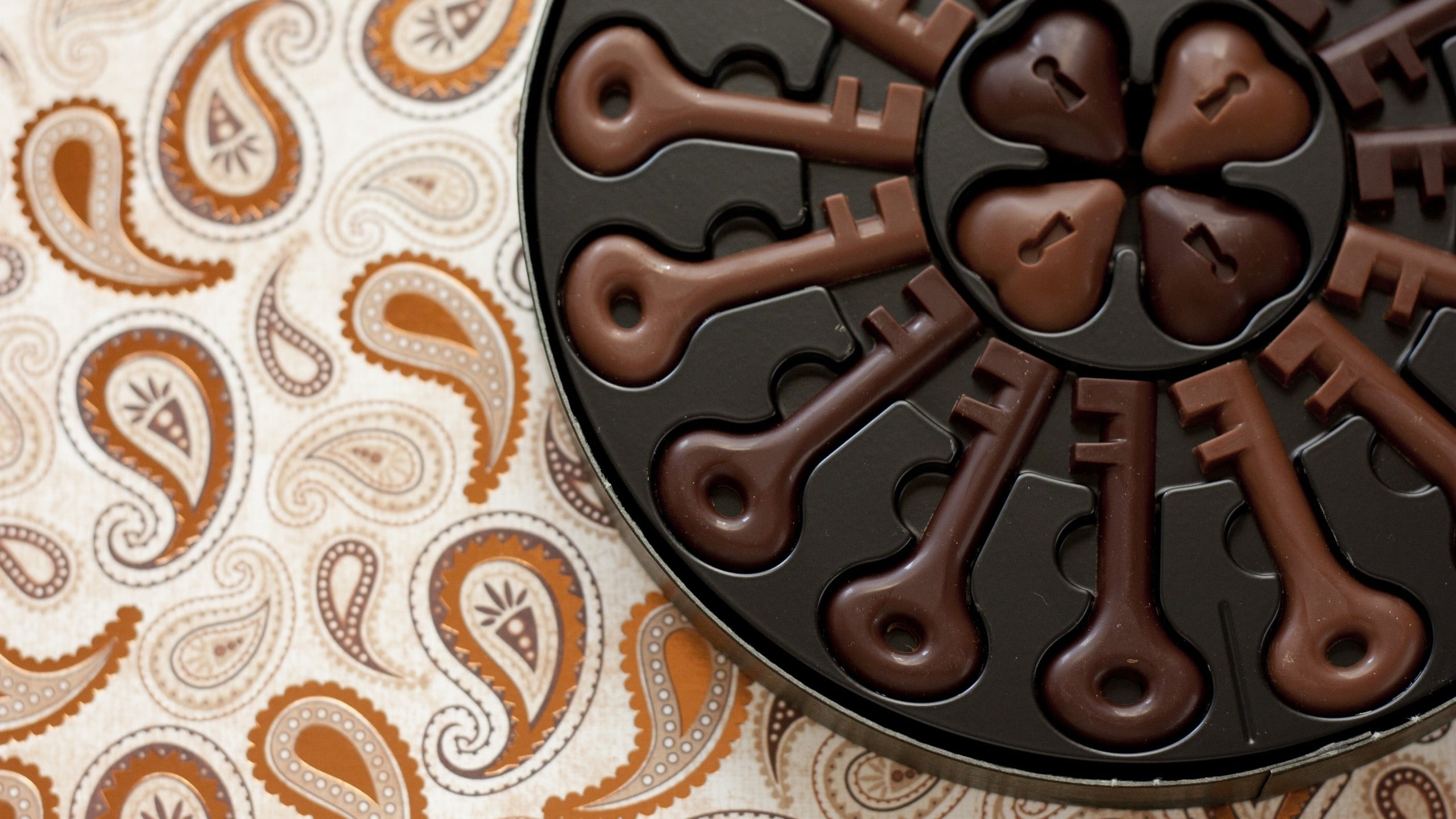 Paisley, dessert, brown, Valentines Day, key, still life, temptation, indulgence, chocolate, sweet, no people, celebration, shape, lot, 2K, close-up, pattern, HD Wallpaper