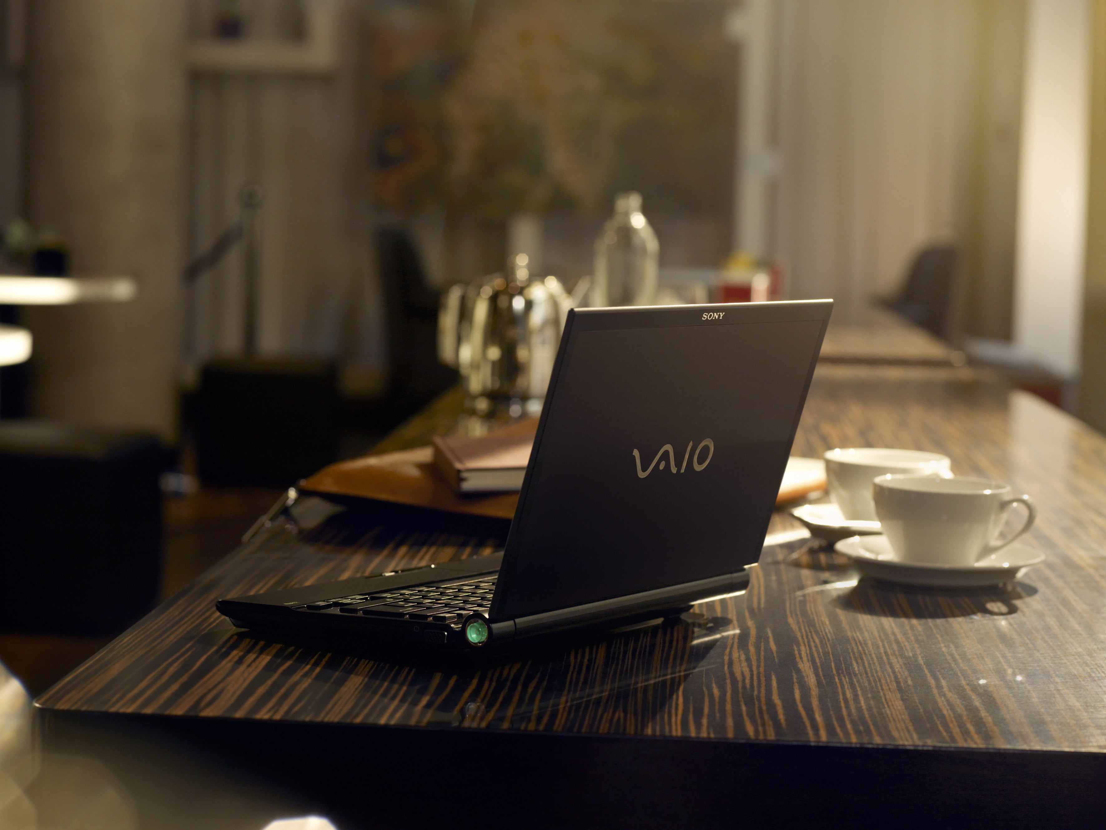 domestic Room, cafe, business, computer, laptop, Sony, 2K, wood - Material, technology, communication, vaio, indoors, lifestyles, pC, breakfast, modern, HD Wallpaper