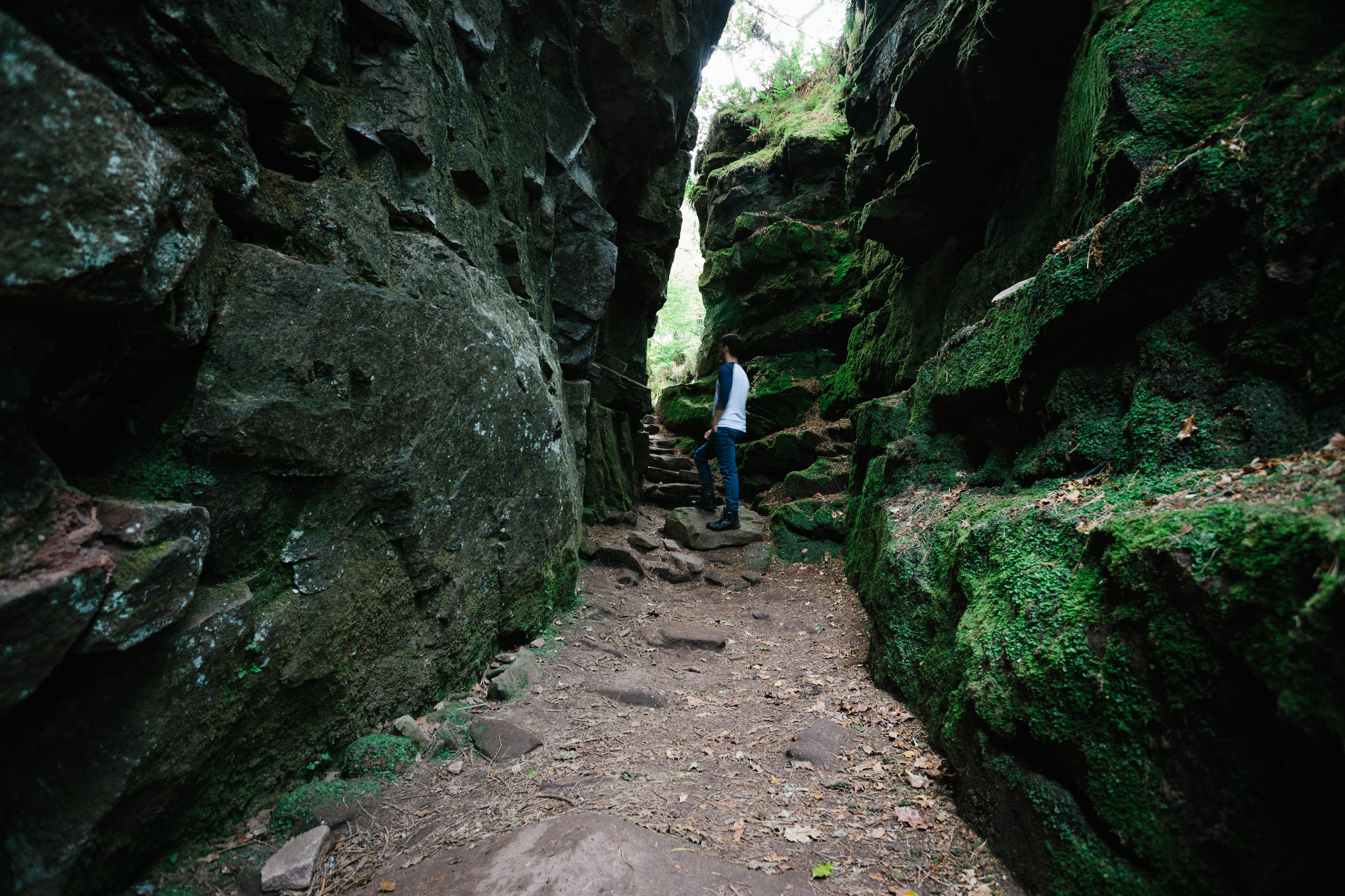chasm, rock - object, real people, lifestyles, man, luds church, leek, britain, hdwallpaper, united kingdom, peak district, mountain, women, HD Wallpaper
