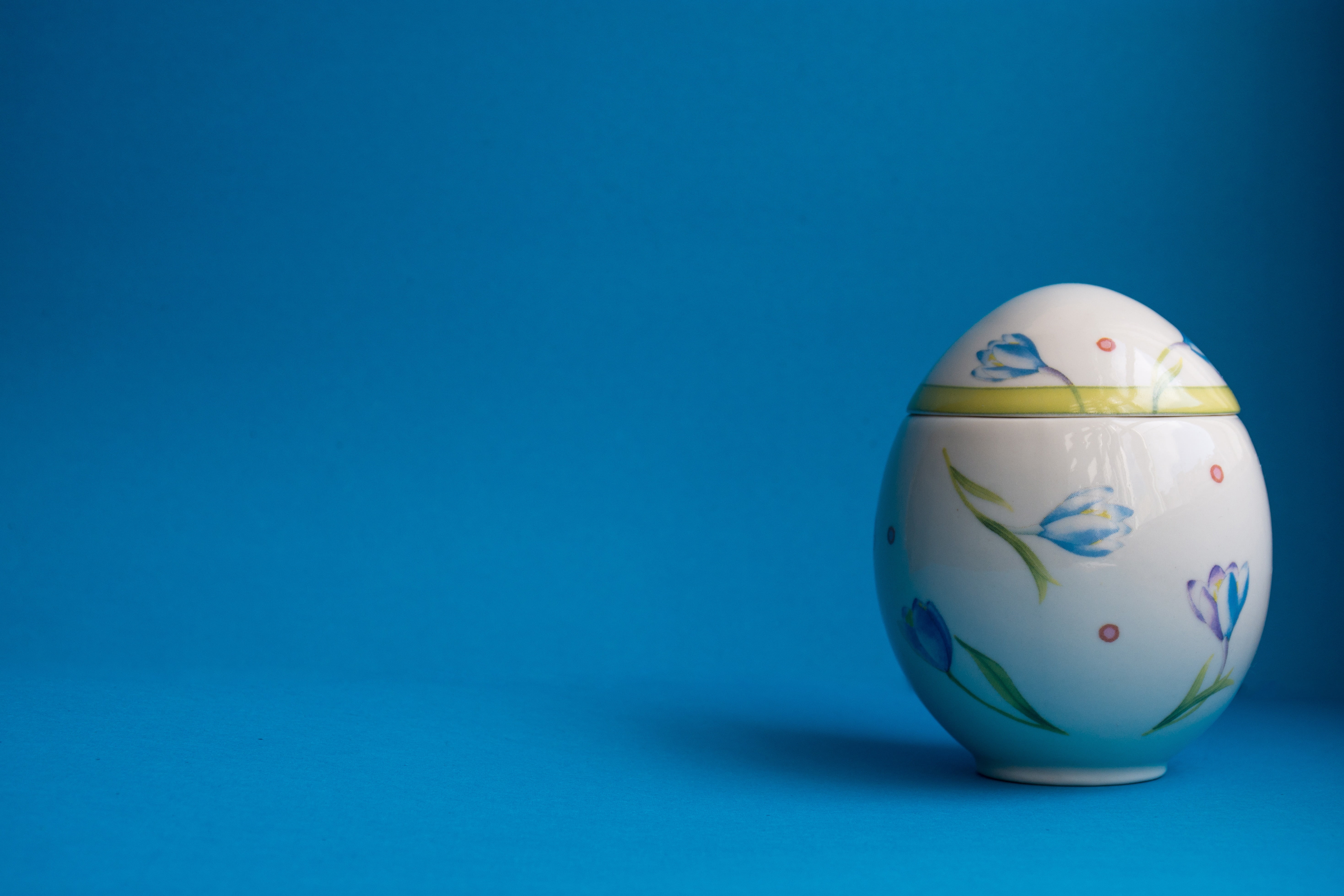 easter egg, green, vulnerability, close-up, indoors, no people, celebration, easter mood, blue, eggcup, floral, easter, blue background, selective, easter greeting, HD Wallpaper