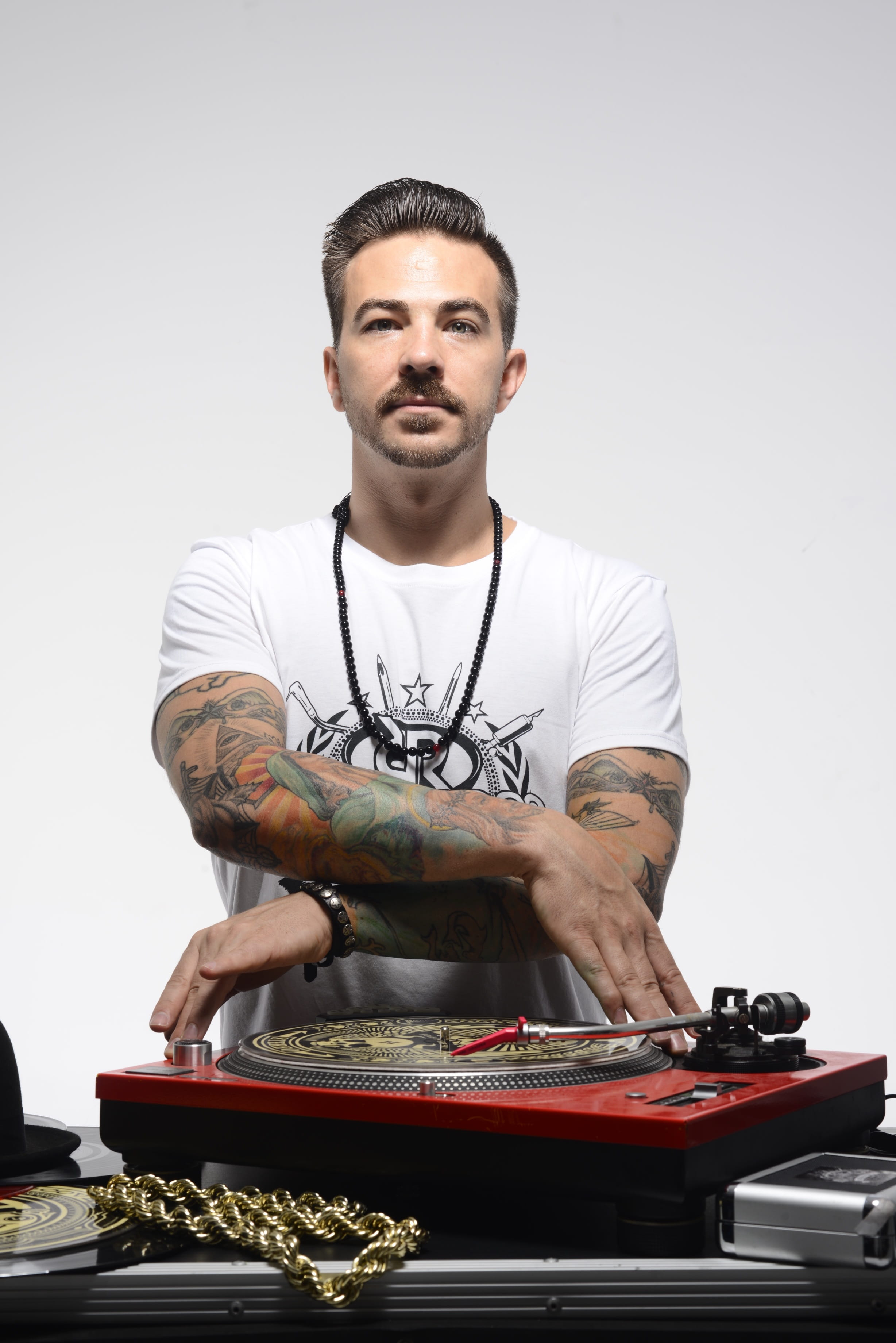 waist up, portrait, turntable, music, red, young men, hands, man, arts culture and entertainment, facial hair, indoors, t, hip hop, occupation, looking, Phone HD Wallpaper