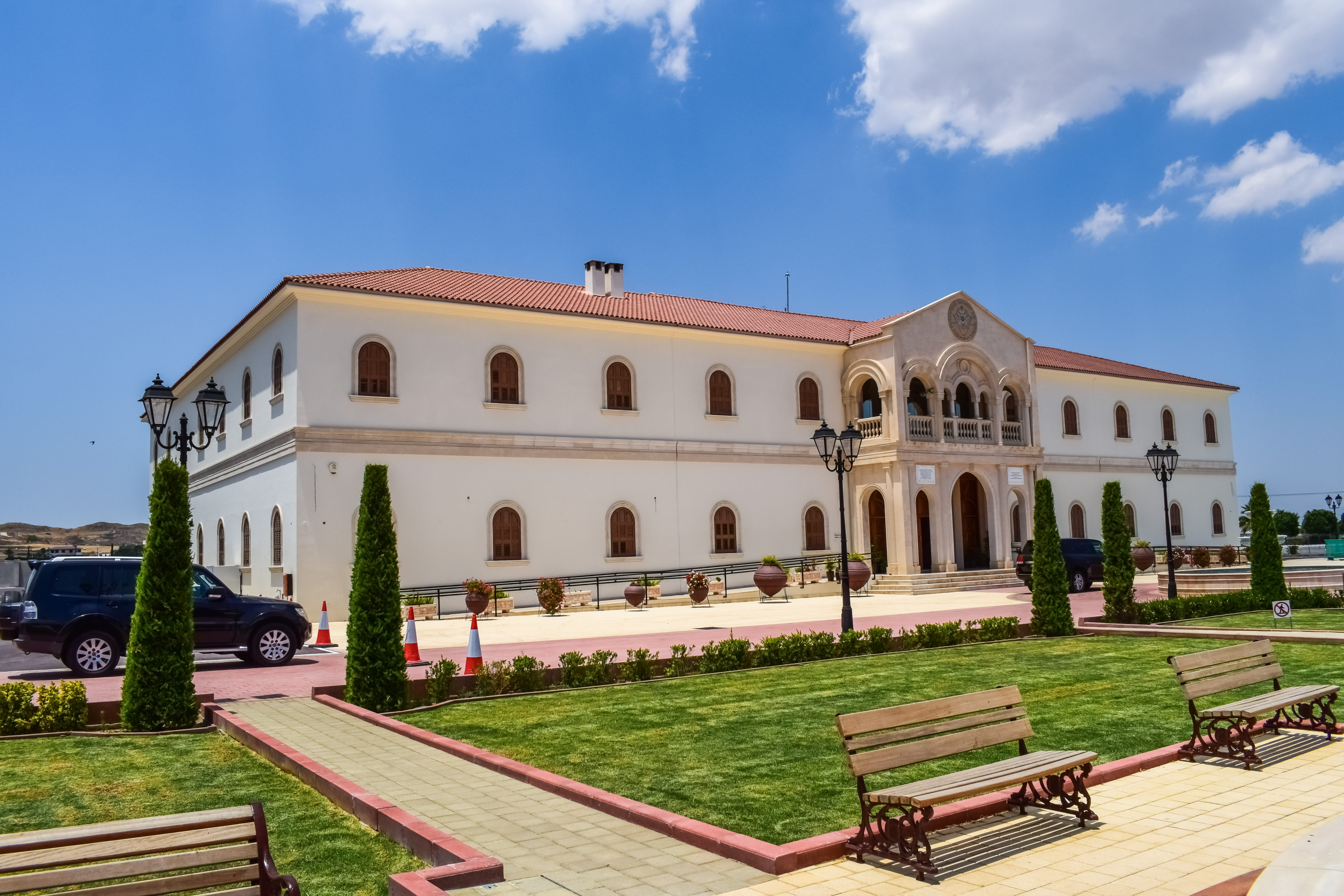 5K, blue, Architecture, bench, episkopeio, architectural column, arch, cyprus, lawn, sky, built structure, no people, grass, square, Building, city, tamassos bishop, HD Wallpaper