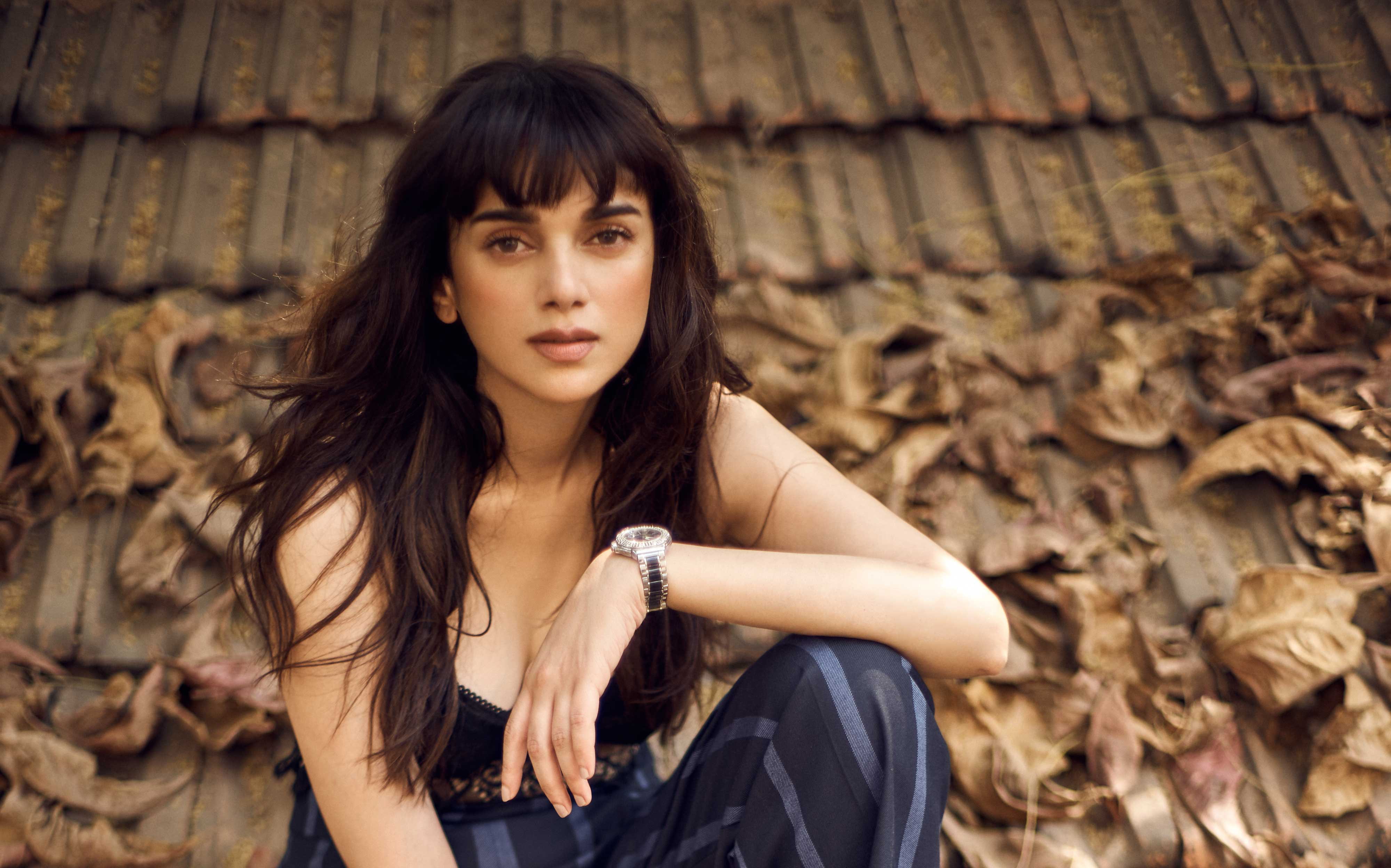 portrait, looking at camera, adult, women, contemplation, beauty, serious, 4K, fashion, day, long hair, beautiful woman, hairstyle, 4K, Aditi Rao Hydari, HD Wallpaper