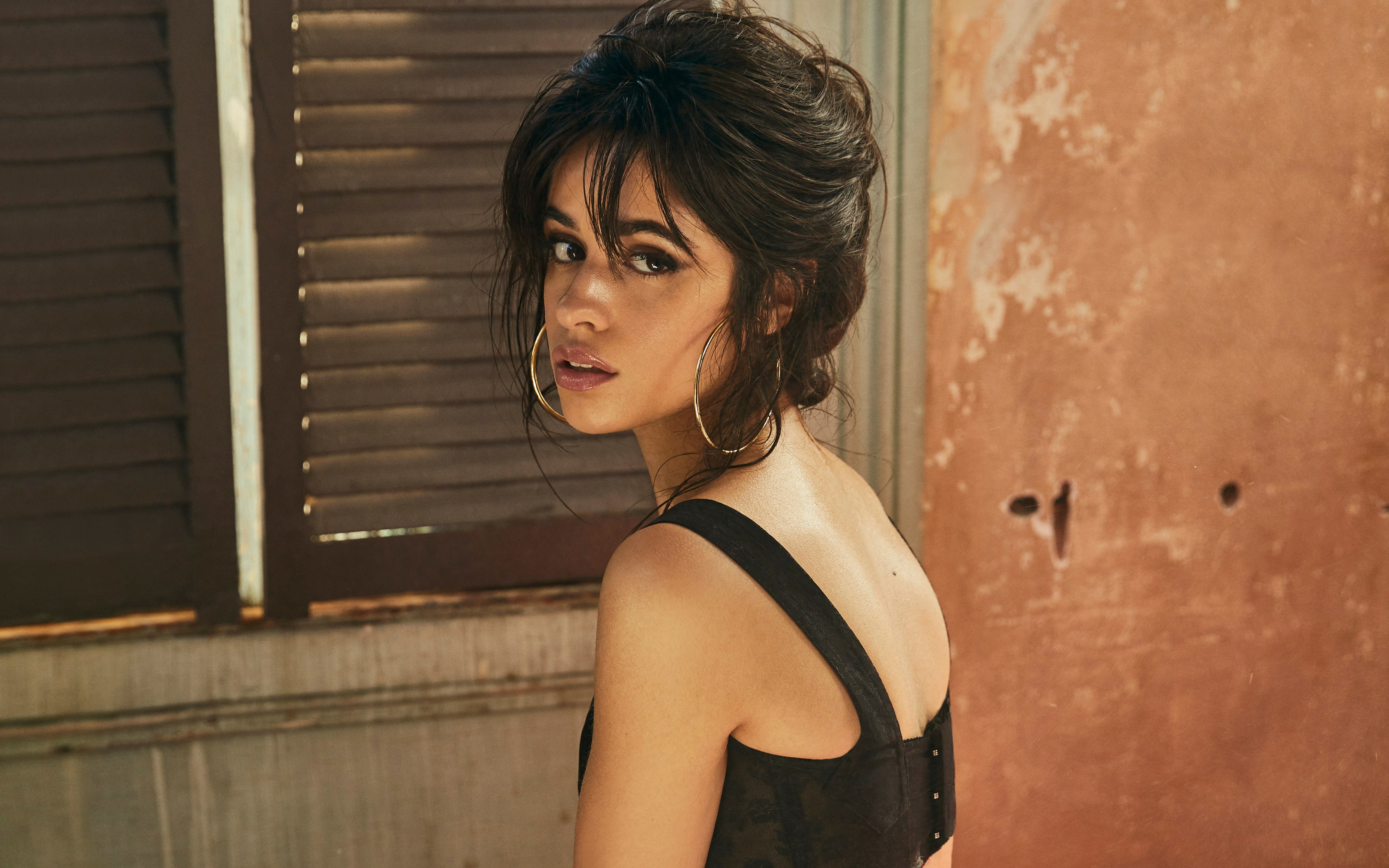 hd, women, beautiful woman, side view, hairstyle, architecture, beauty, Cabello, looking over shoulder, hair, headshot, young women, Camila, standing, k, HD Wallpaper