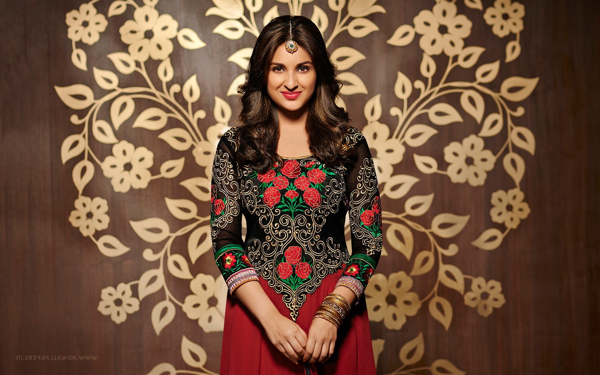 luxury, long hair, 1080P, hairstyle, beauty, celebrities, young adult, one person, desi girls, clothing, floral pattern, fashion, parineeti chopra, looking at camera, HD Wallpaper