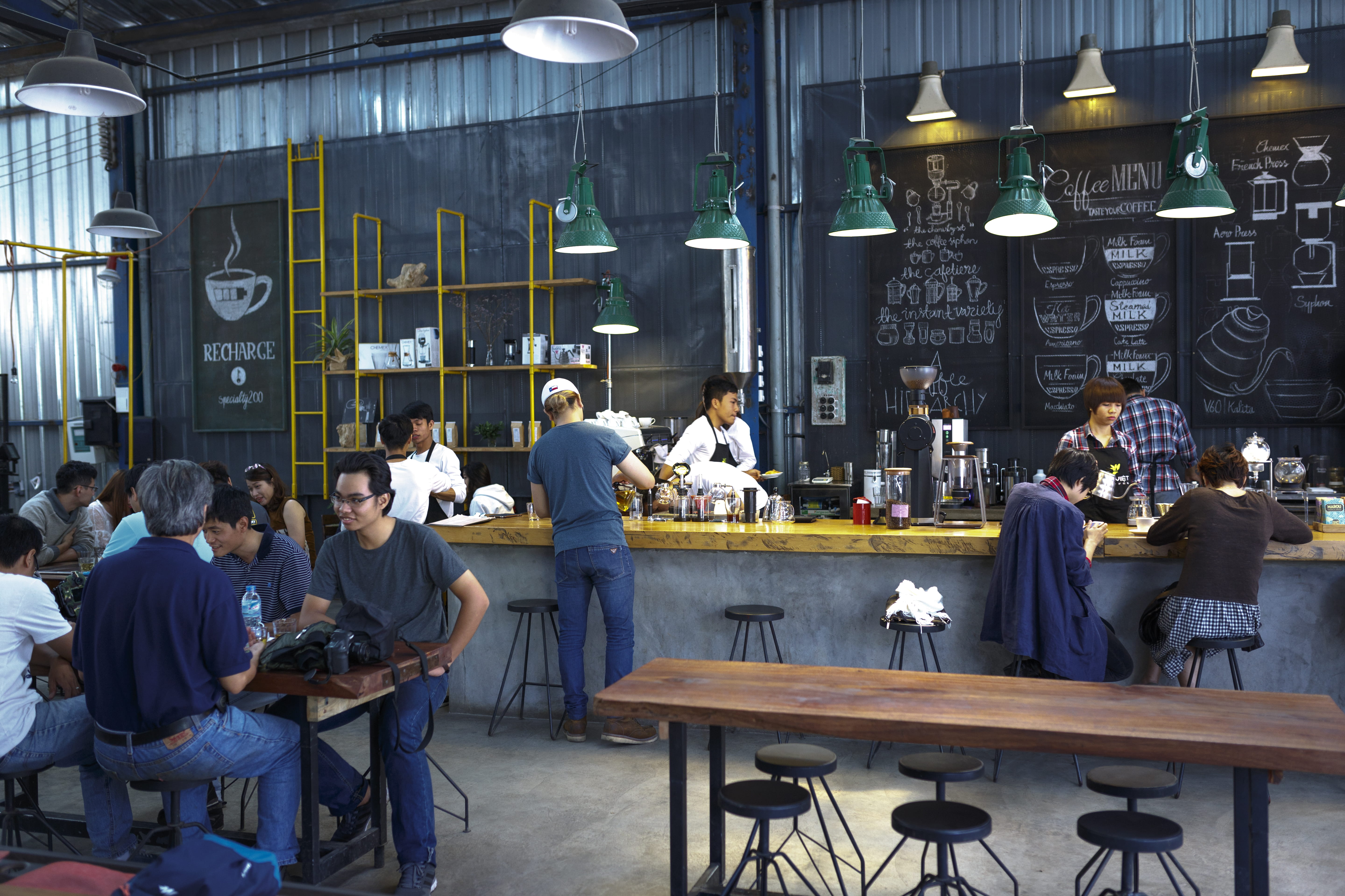 lifestyles, urban, rear view, men, adult, menu, business, inside, 5K, coffee shop, large group of people, architecture, market, board, table, group of people, HD Wallpaper