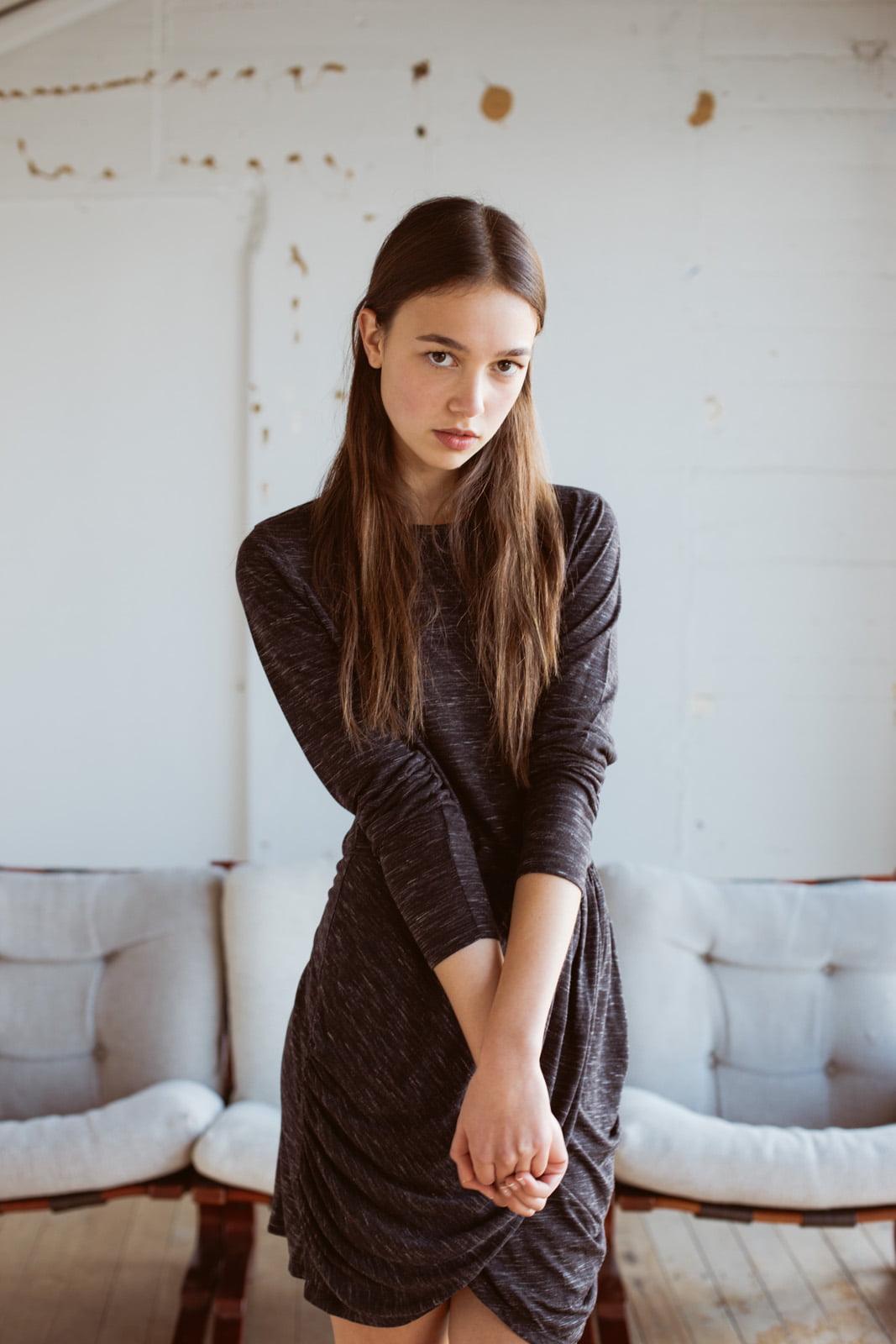 holding hands, adult, portrait, 720P, beauty, sleeved, contemplation, three quarter length, beautiful people, model, indoors, hair, brown hair, confidence, Phone HD Wallpaper