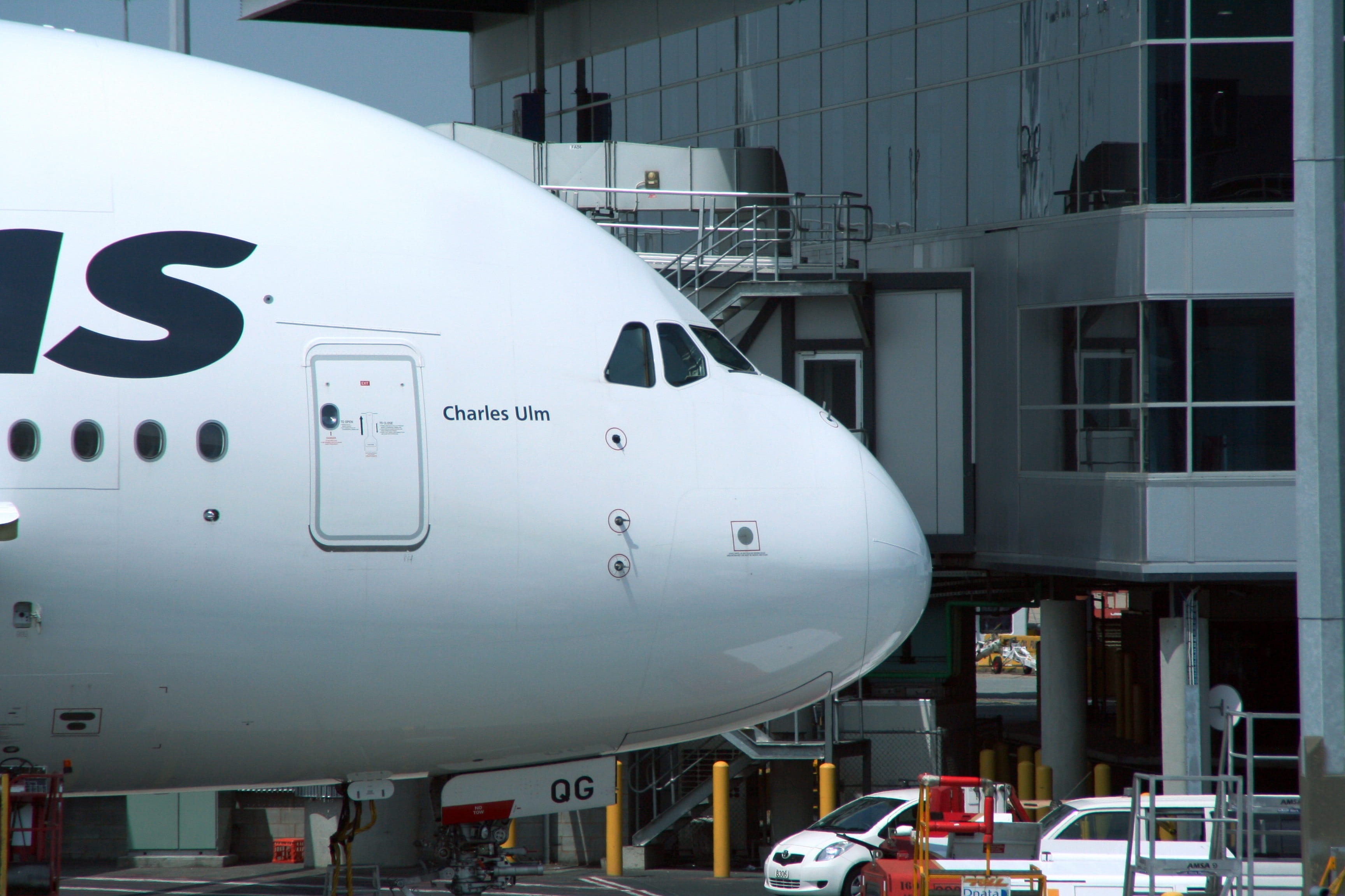 built structure, passenger aircraft, cockpit, airport terminal, airplane, airport departure area, qantas, aircraft, passenger boarding bridge, 2K, no people, HD Wallpaper