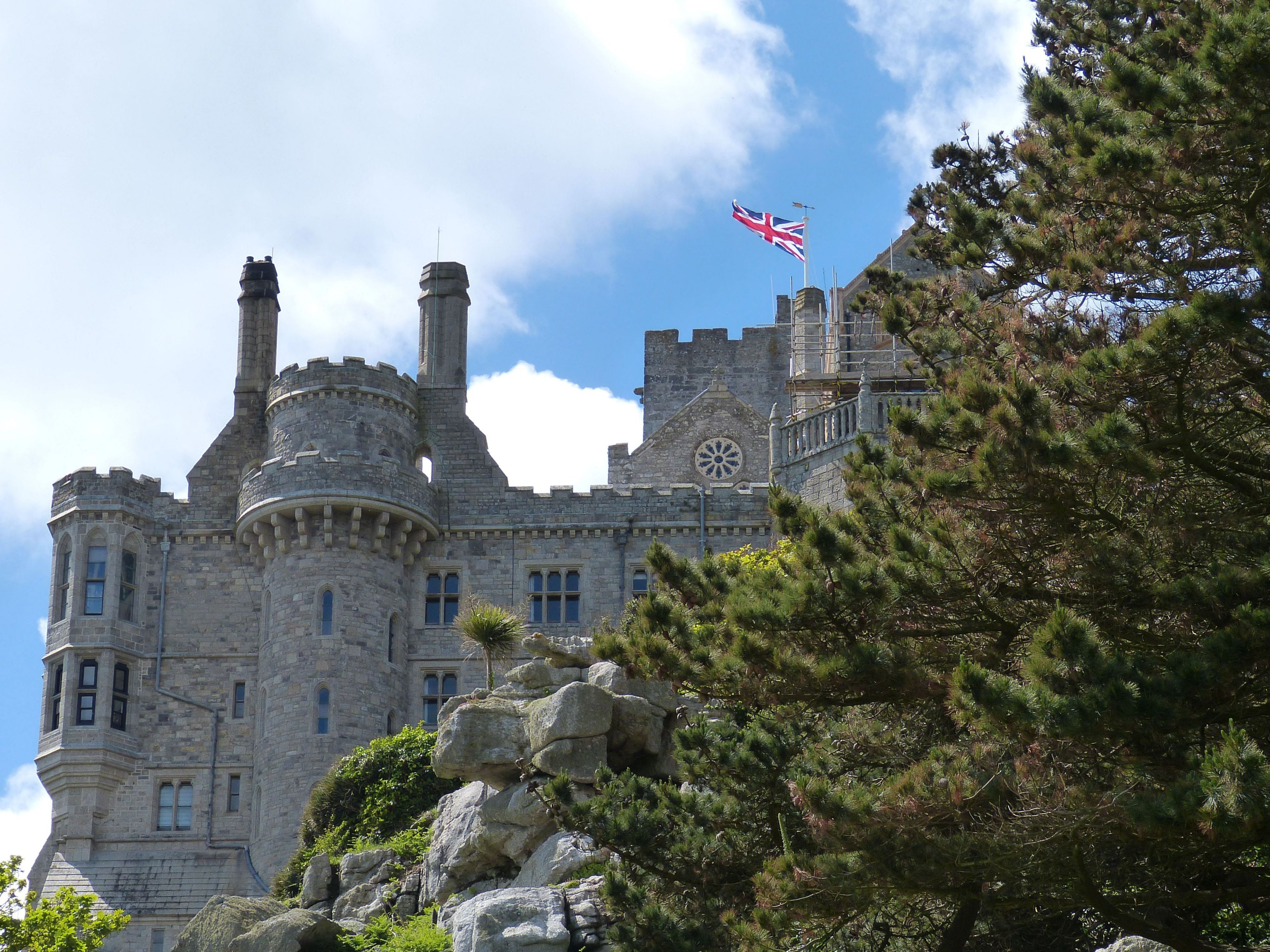 tourism, building exterior, fortress, low angle view, sky, flag, 4K, the past, travel destinations, built structure, cornwall, nature, travel, cloud - sky, HD Wallpaper