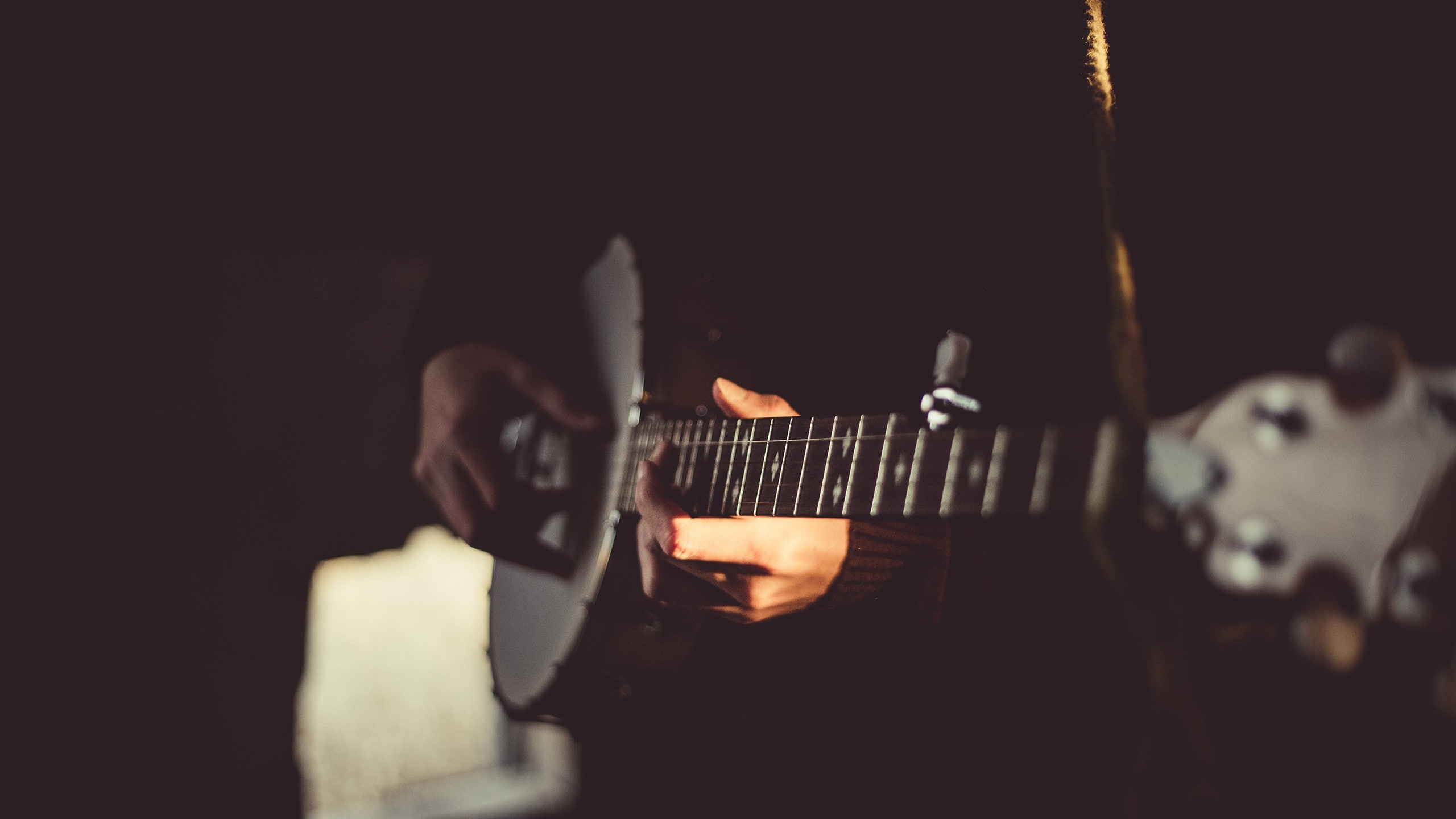focus on foreground, one person, banjo, men, hand, rock music, electric guitar, midsection, musical equipment, guitarist, arts culture and entertainment, HD Wallpaper