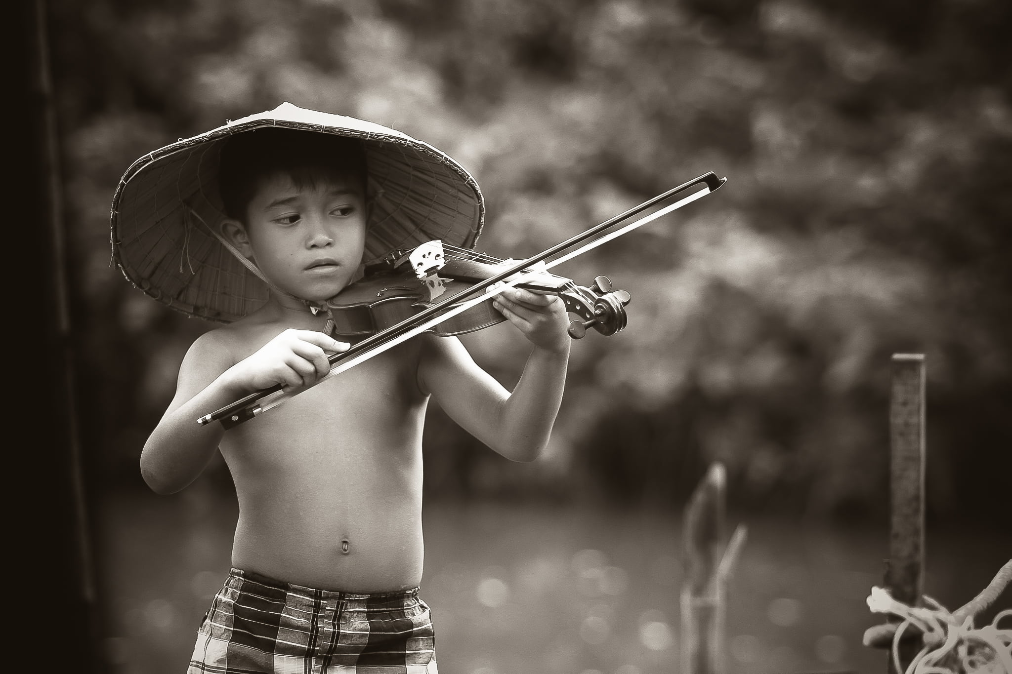 boy, waist up, clothing, blur, violin, holding, one person, portrait, music, 1080P, summer, musician, talent, leisure, childhood, hat, fun, child, musical instrument, HD Wallpaper