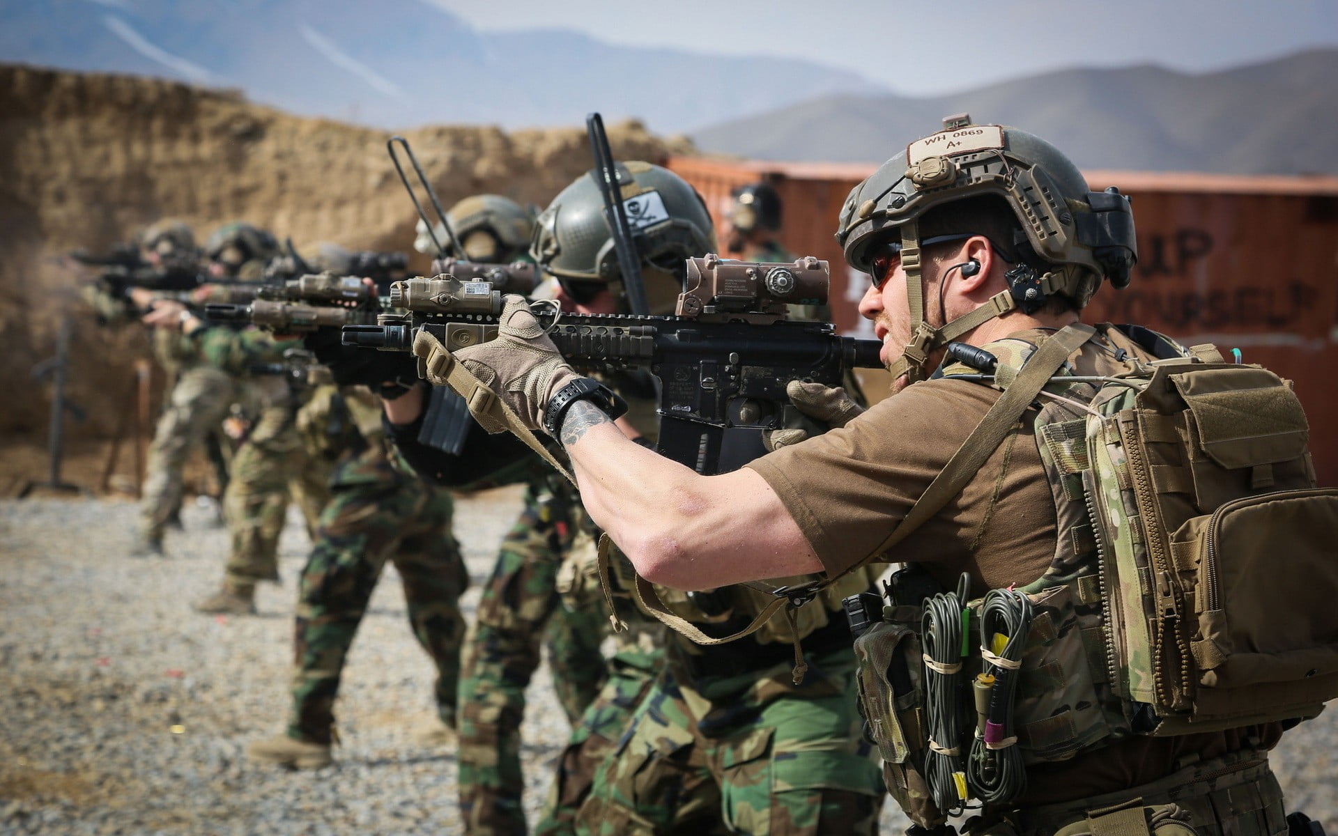 people, day, shooting a weapon, camouflage, rifle, aggression, 1080P, machine gun, gray, holding, weapon, clothing, army soldier, government, war, military, HD Wallpaper
