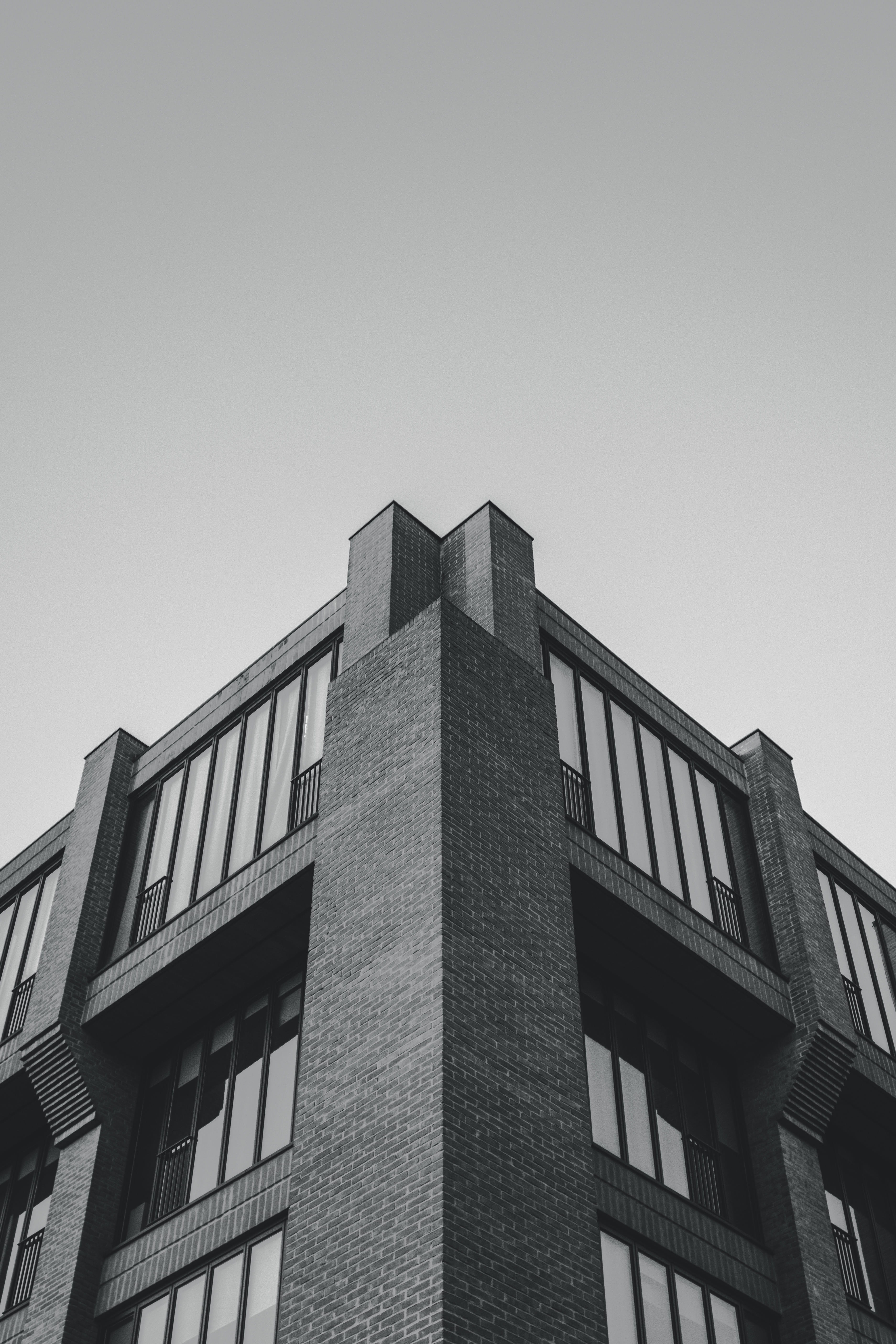 5K, outdoors, rise, low angle view, urban, clear sky, office, sky, italy, simple, banister, window, glass - material, day, white, black, office building, Phone HD Wallpaper