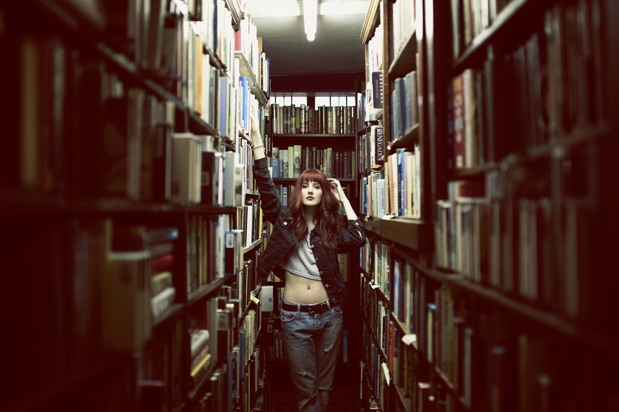 large group of objects, denim, studying, abundance, redhead, black jackets, library, book, shelf, beautiful woman, aisle, education, jeans jacket, belly, HD Wallpaper