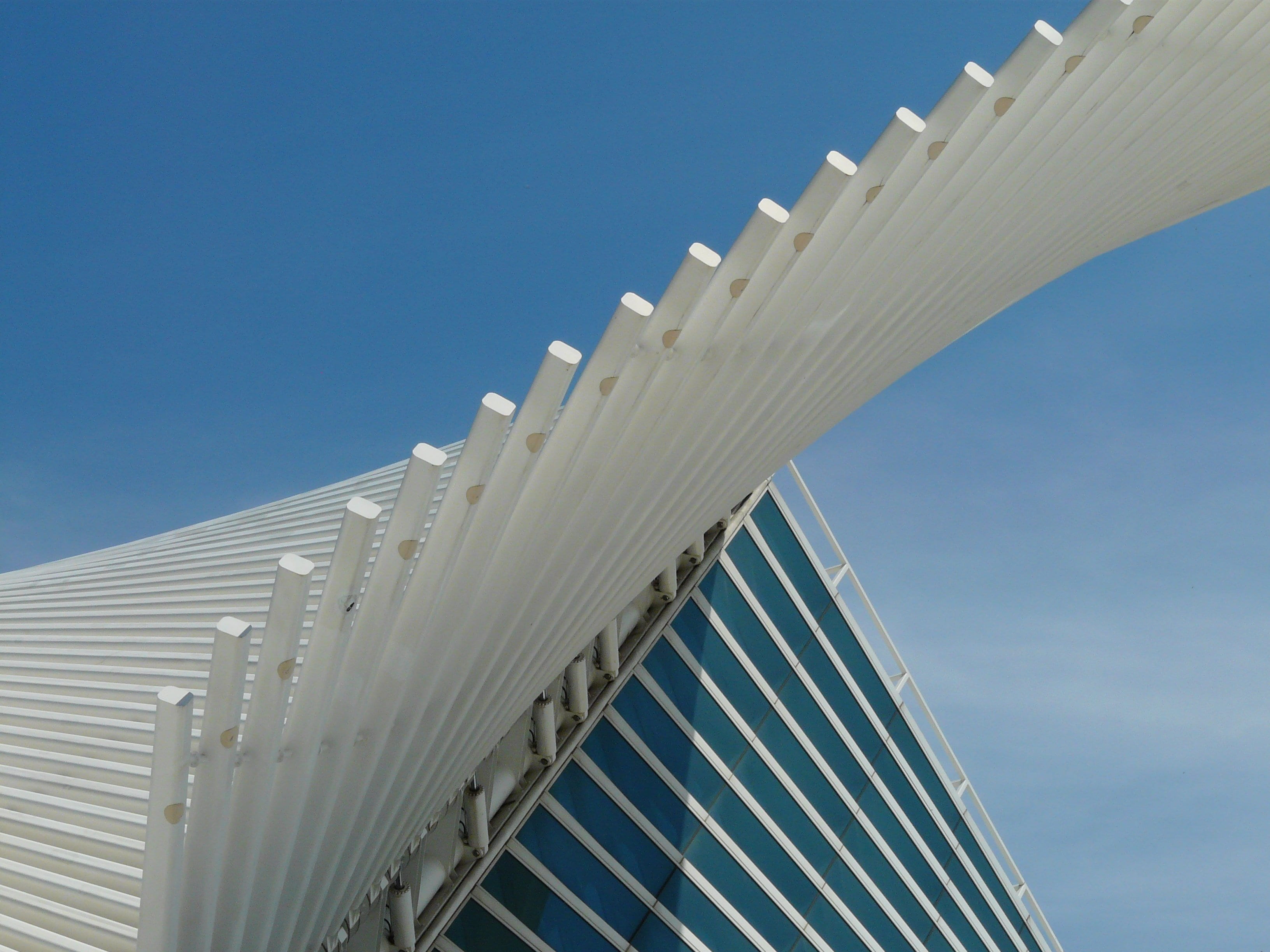modern, wisconsin, pattern, low, museum of fine arts, industry, design, blue, sunlight, low angle view, milwaukee, built structure, santiago calatrava, HD Wallpaper