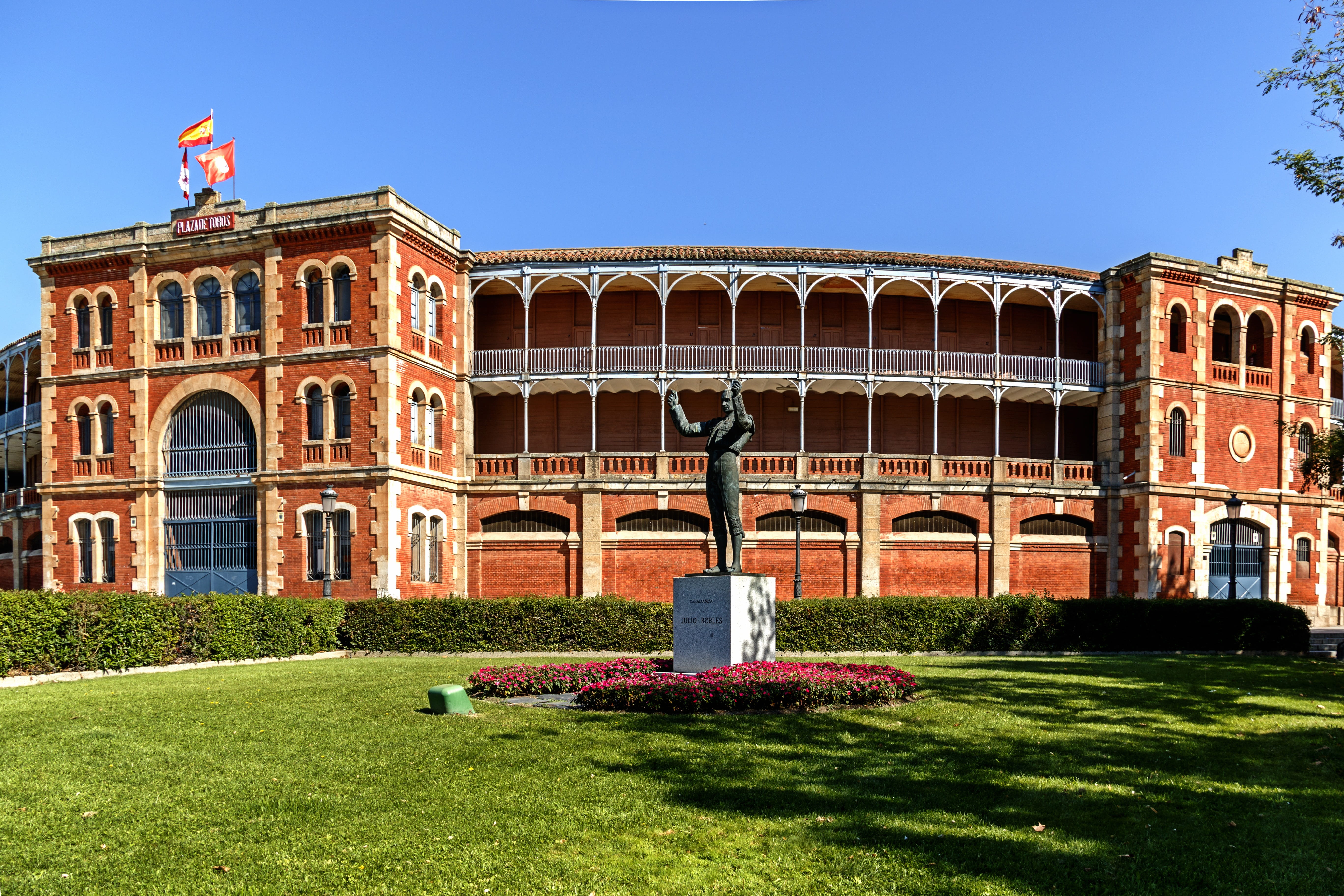city, plant, travel destinations, spain, grass, matador, sky, patriotism, day, government, architecture, 5K, no people, the past, ring, bullring, flag, HD Wallpaper