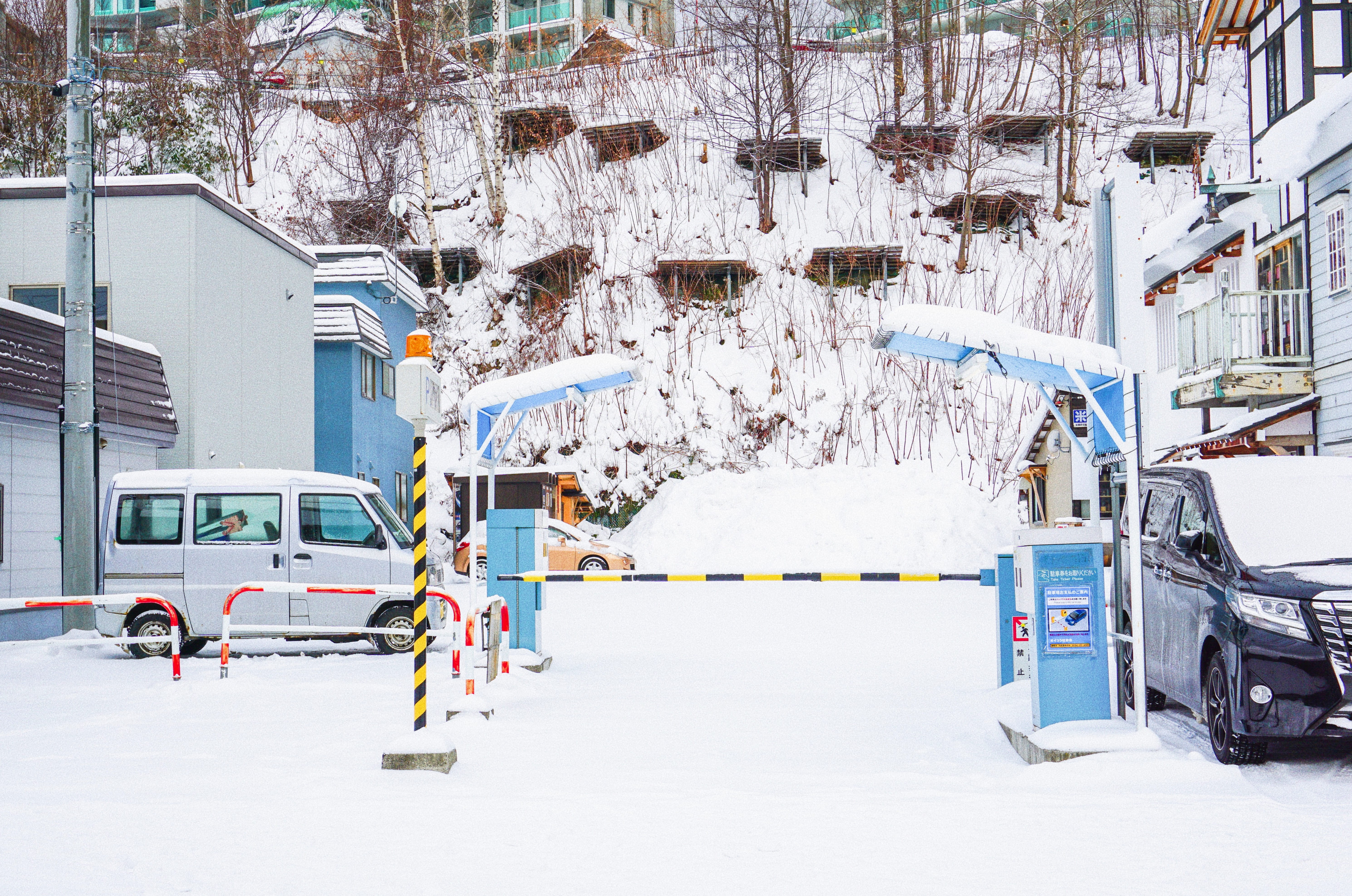 frozen, architecture, vehicles, cold temperature, snowing, parking, snow, color, transportation, city, 5K, view, building exterior, nature, otaru, winter, HD Wallpaper