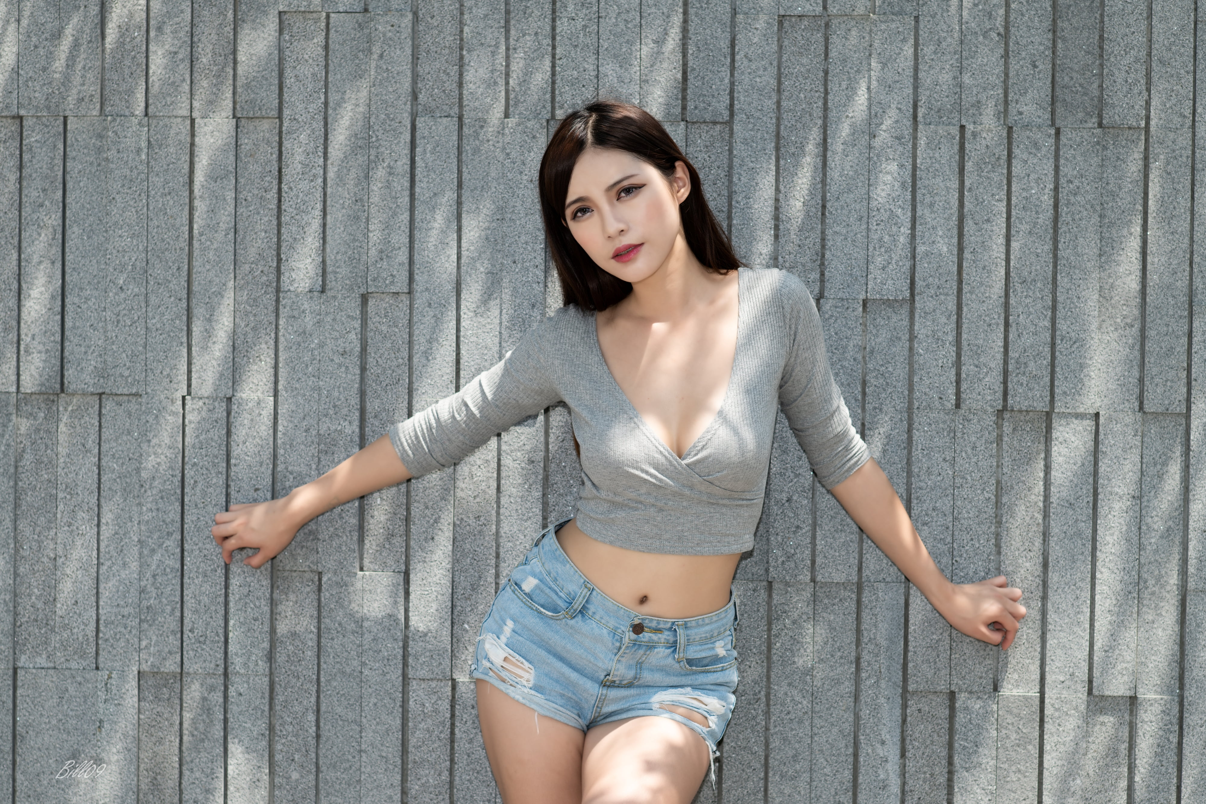 Vivi Babier, parted lips, looking at viewer, short shorts, braces, model, jean shorts, women, women outdoors, torn clothes, portrait, 4K, grey tops, cleavage, HD Wallpaper