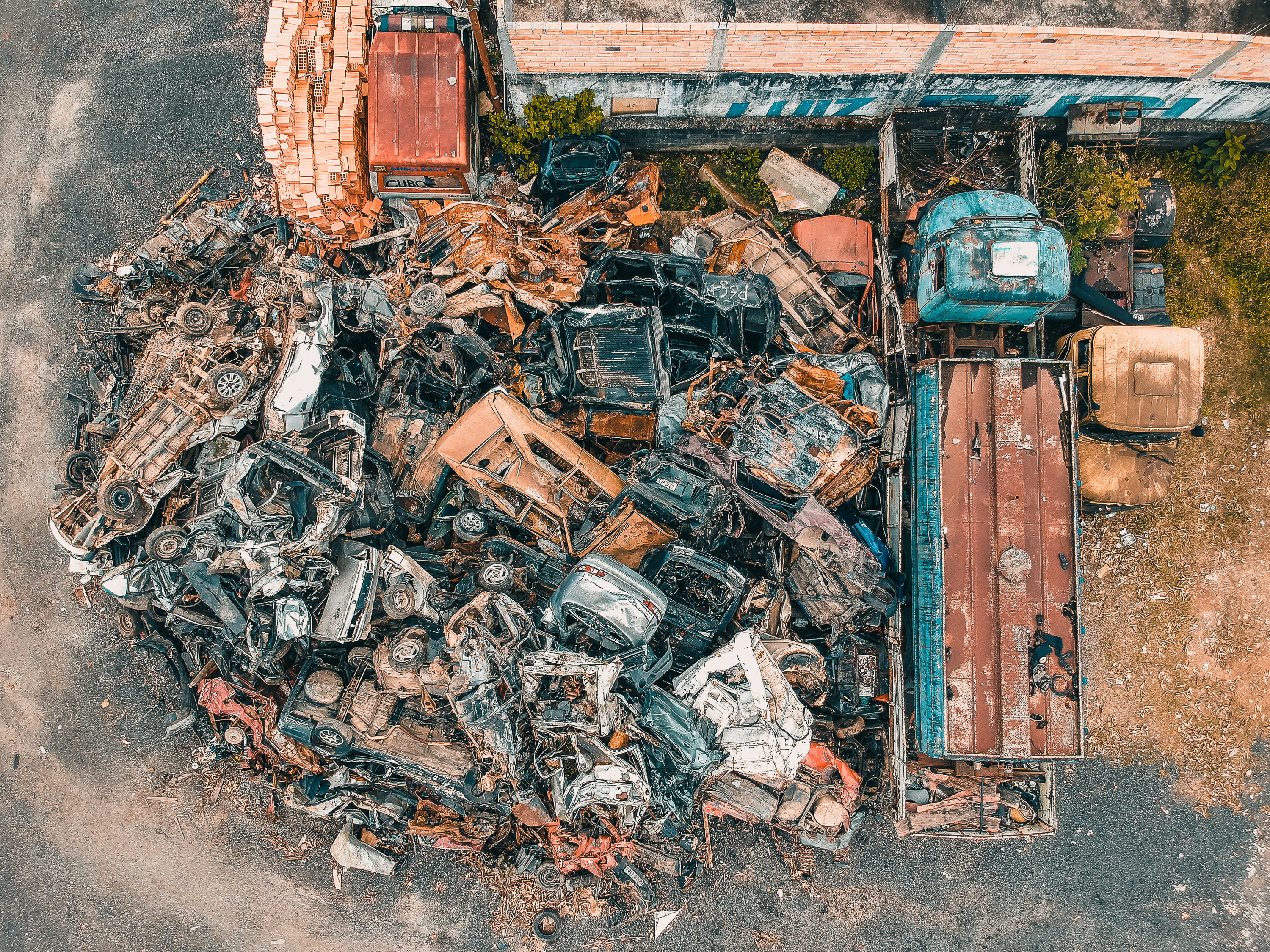 wood - material, 2K, outdoors, rusty, large group of objects, metal, deterioration, damaged, drone, close-up, obsolete, lixo, high angle view, dji, old, HD Wallpaper