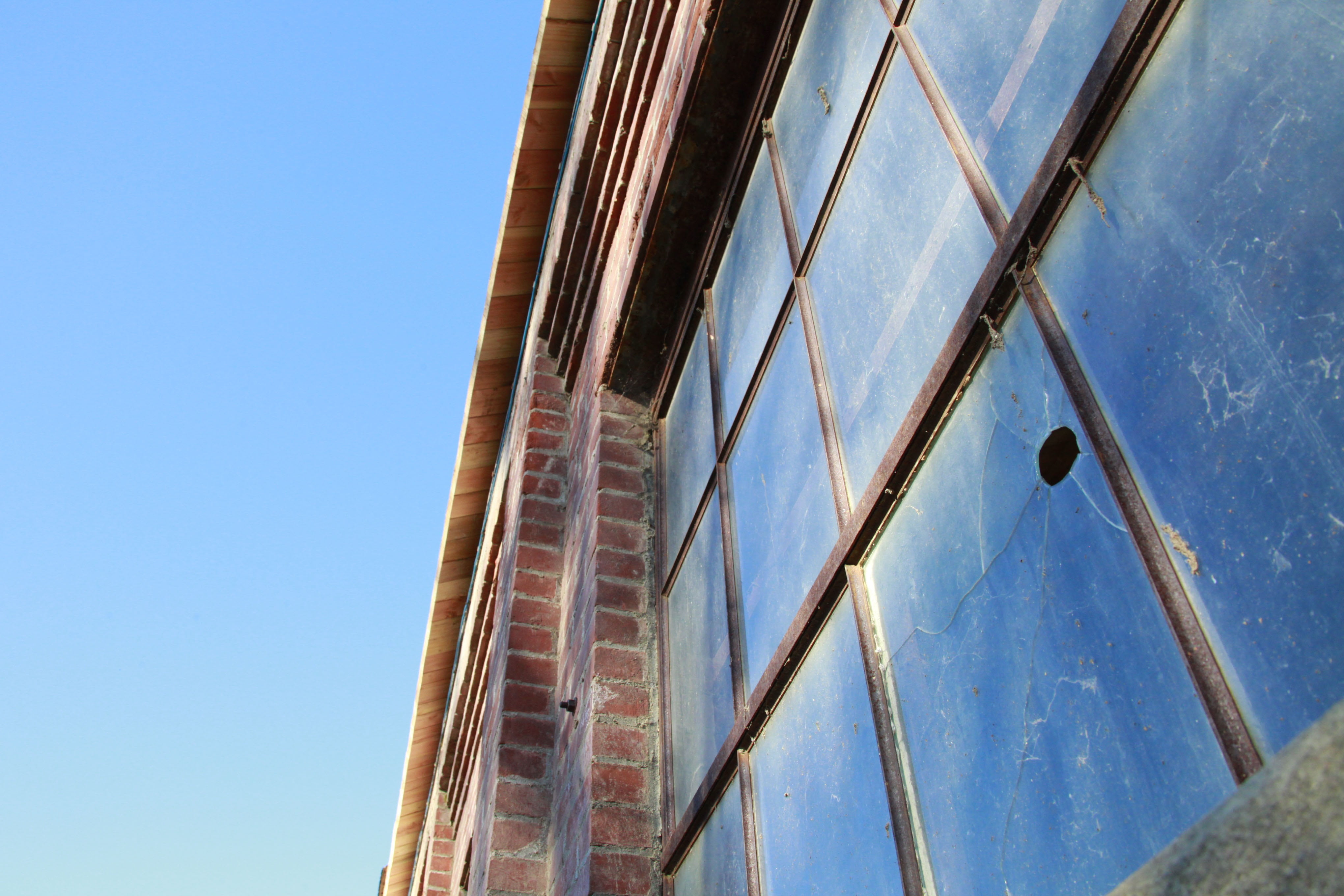 glass - material, break, architecture, no people, day, low angle view, window, vandal, outdoors, damage, clear sky, old, 4K, metal, rusty, crack, reflection, HD Wallpaper