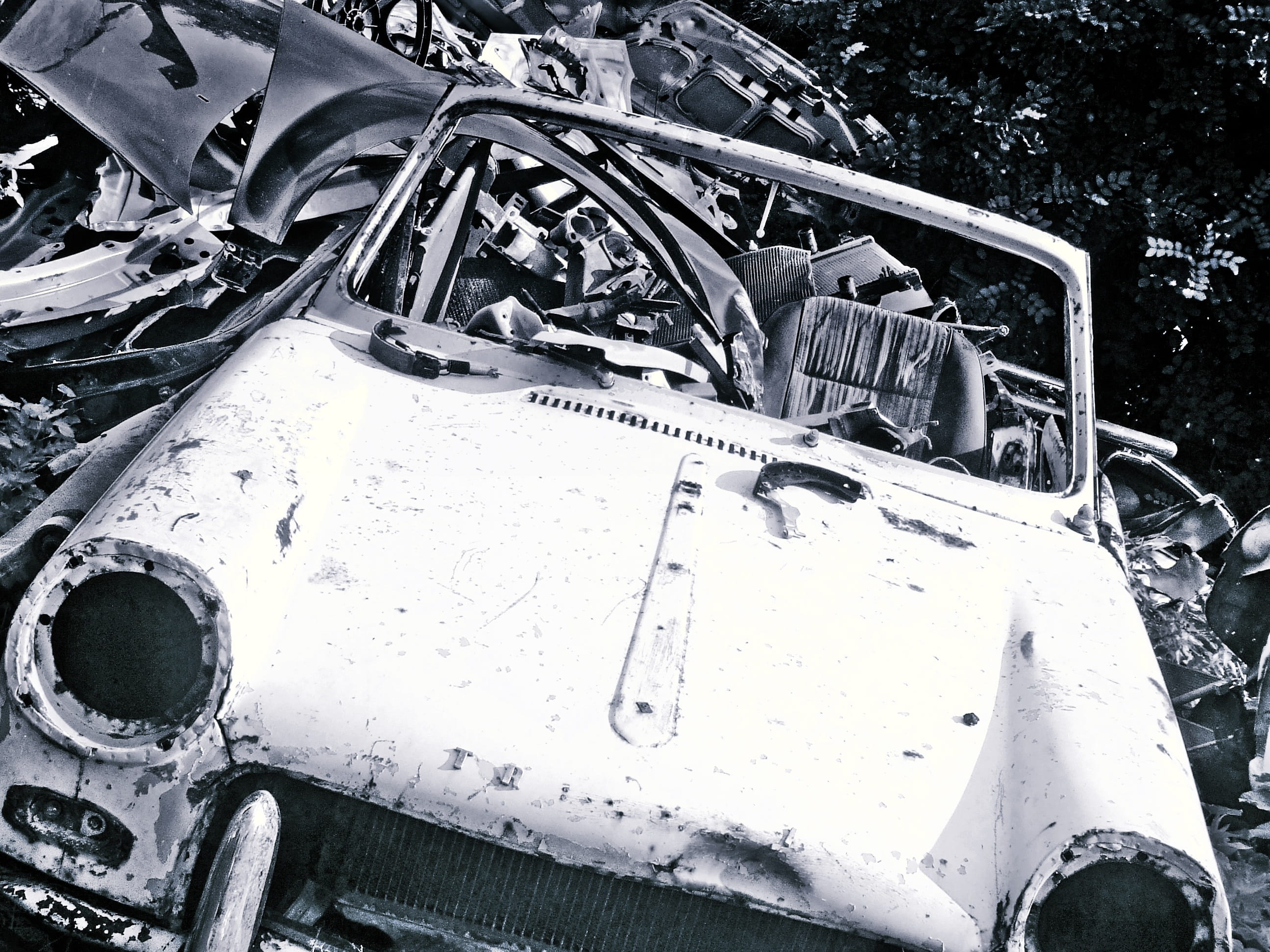 land, 2K, waste, close-up, broken, obsolete, Trash, scrapyard, rusty, black white, outdoors, mode of transportation, garbage, rubbish, british, transportation, HD Wallpaper
