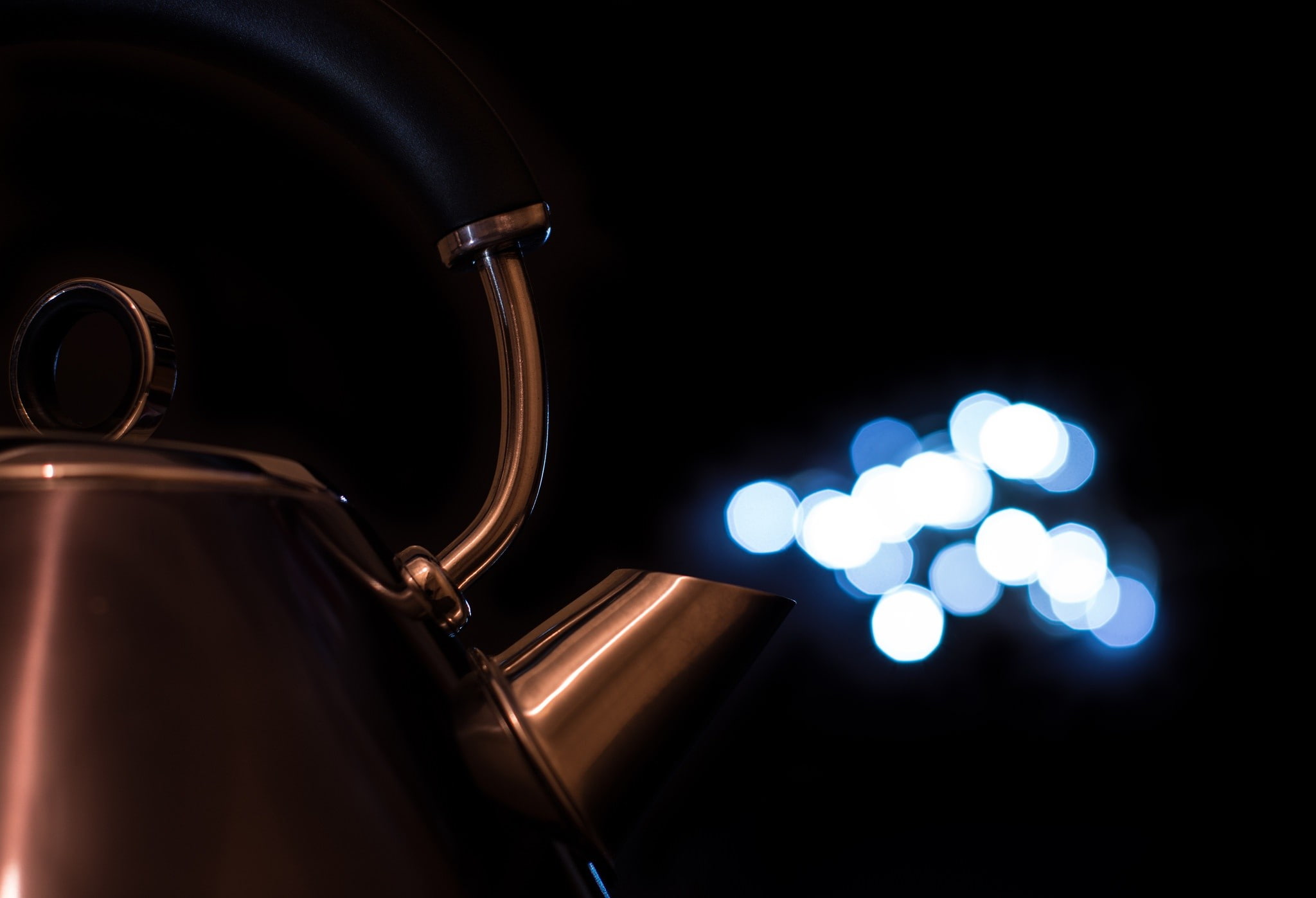 brass instrument, musical instrument, copy space, no people, lighting equipment, brass, indoors, single object, light, dark, arts culture and entertainment, HD Wallpaper
