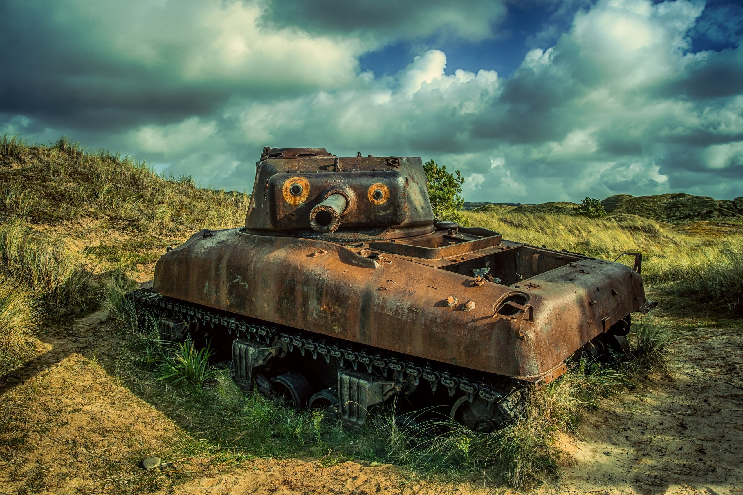 history, cloud - sky, military, ruined, field, damaged, armored tank, mode of transportation, run-down, vehicle, rusty, grass, abandoned, decline, sky, HD Wallpaper