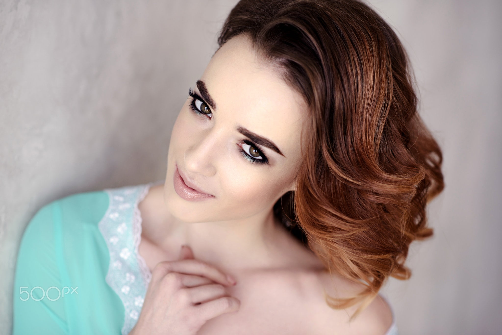 eyeliner, short hair, turquise, dress, lipstick, wavy hair, wall, brown eyes, makeup, Galina Tcivina, Ombre Hair, portrait, 1080P, looking at viewer, women, HD Wallpaper