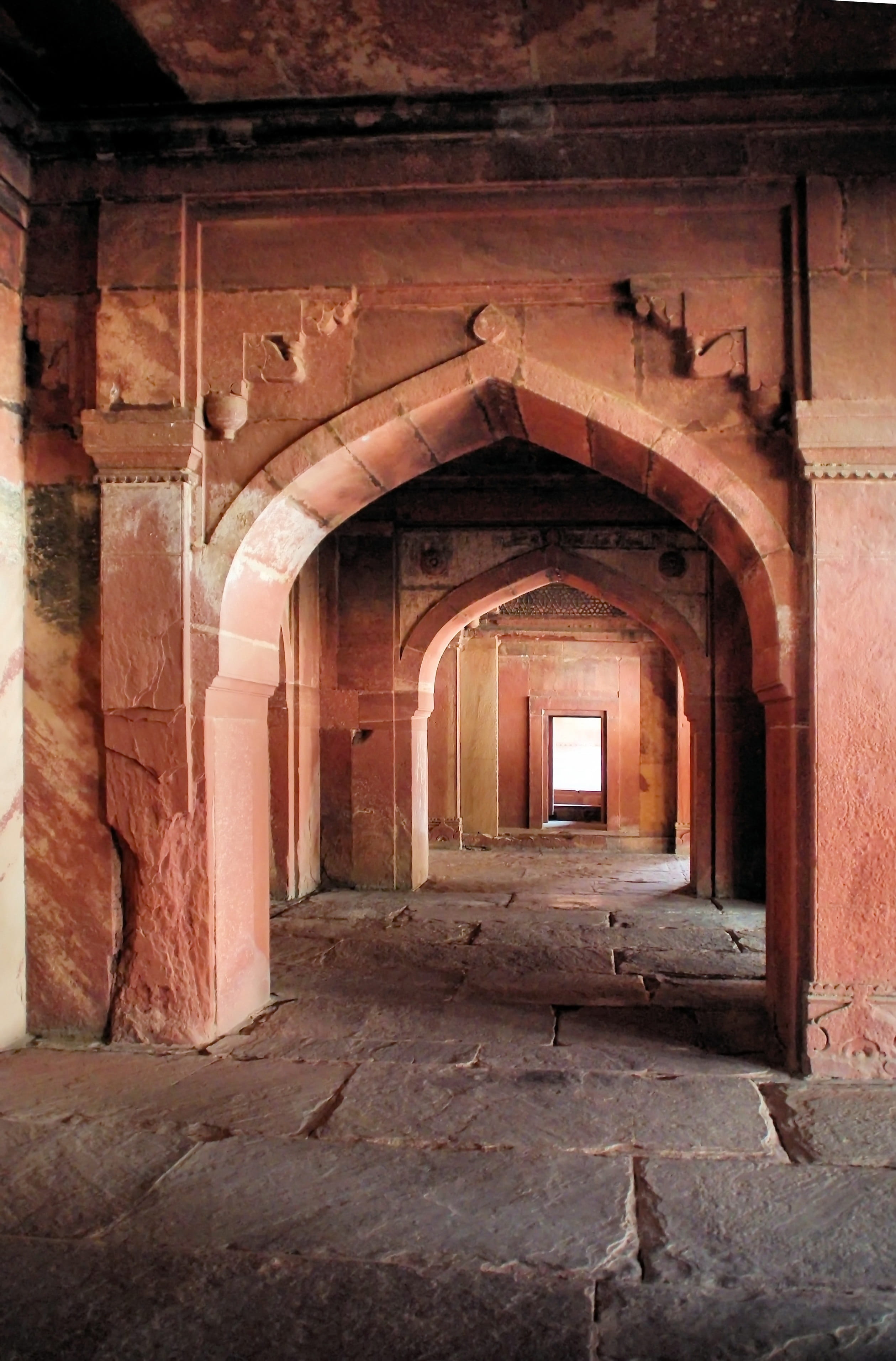 Khan, wall, gallery, old ruin, abandoned, indoors, architecture And Buildings, the past, corridor, ancient history, architecture, entrance, mughal, ancient civilization, Phone HD Wallpaper