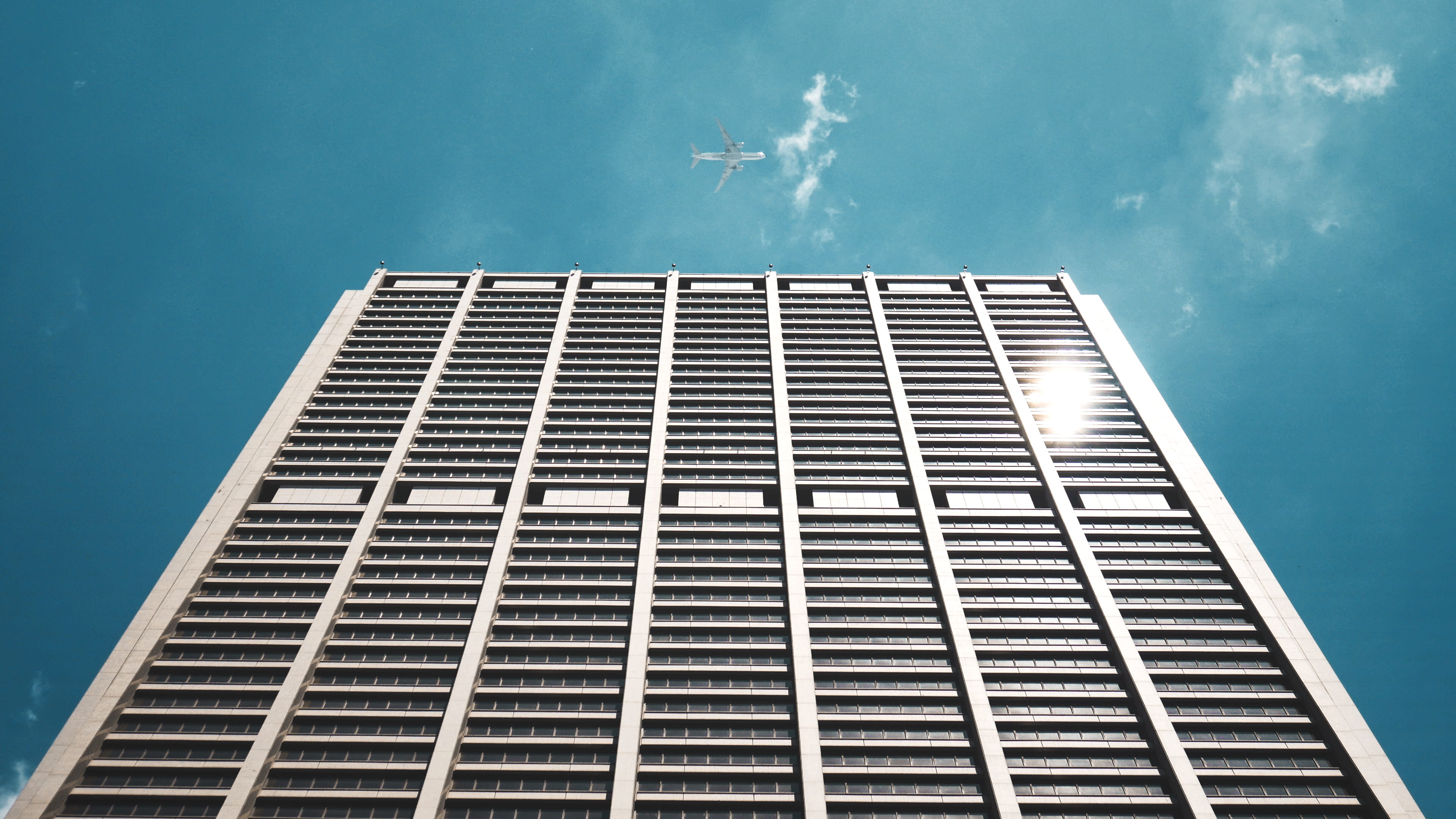 city, air, united states, business, building, low angle view, finance, sky, airline, no people, tall - high, lookup, blue, pollution, plane, modern, skyscraper, HD Wallpaper