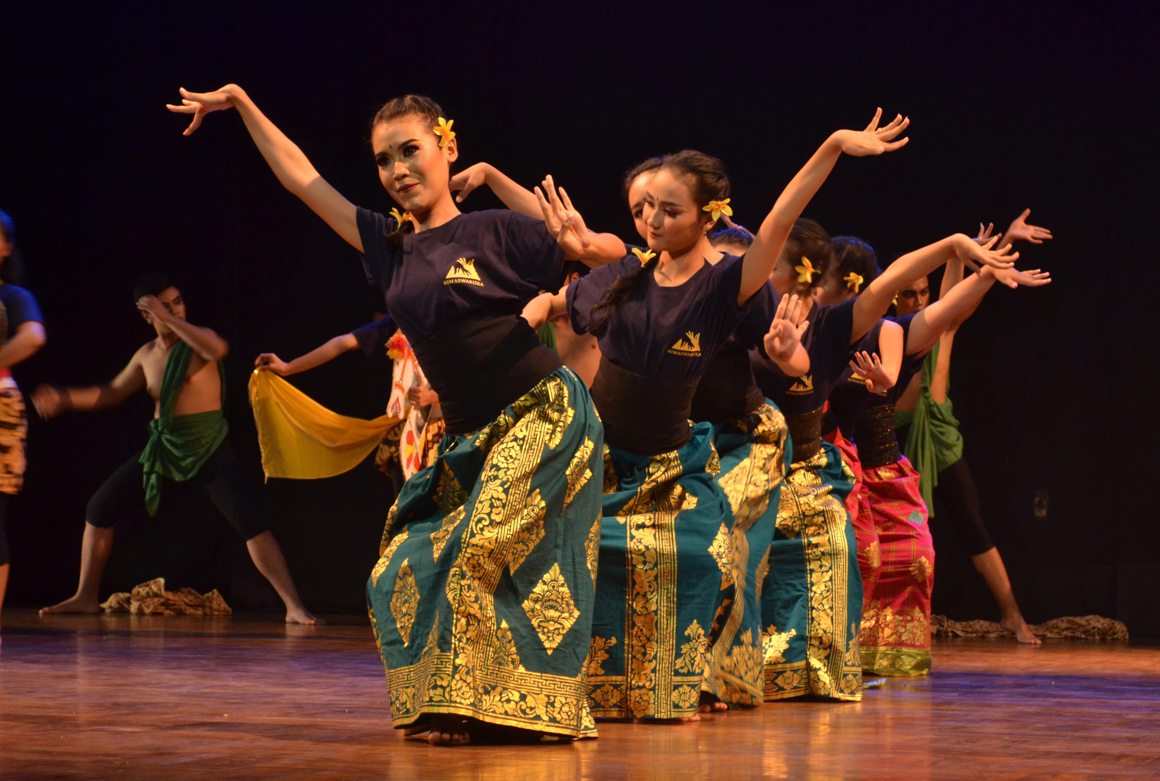 interesting, arms raised, group of people, human arm, yogyakarta, adult, young women, dancing, human limb, indonesian, people, surakarta, young adult, skill, HD Wallpaper