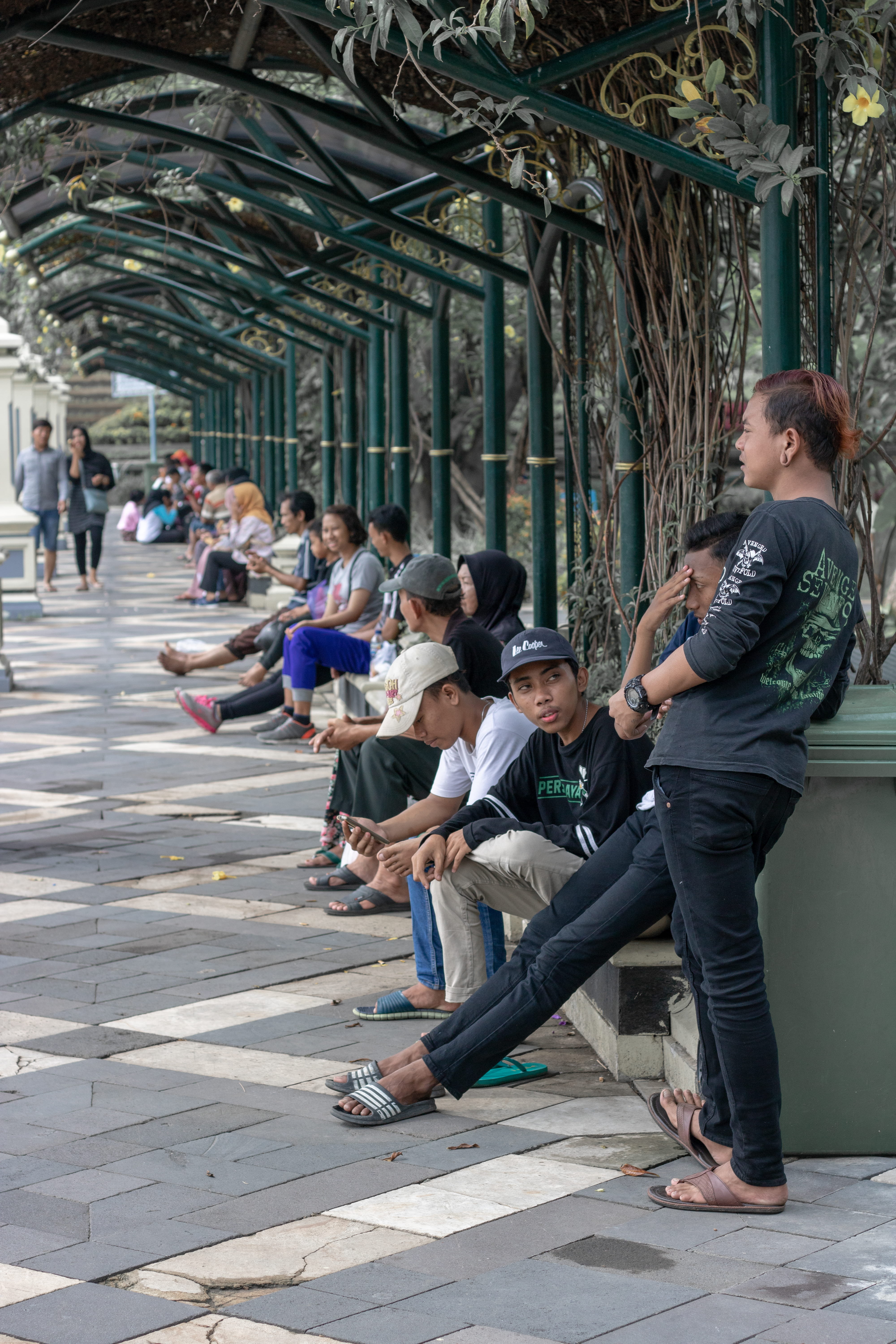 boy, street photography, surabaya, casual clothing, tugu pahlawan, crowd, standing, 5K, indonesia, large group of people, man, men, women, people, footpath, Phone HD Wallpaper