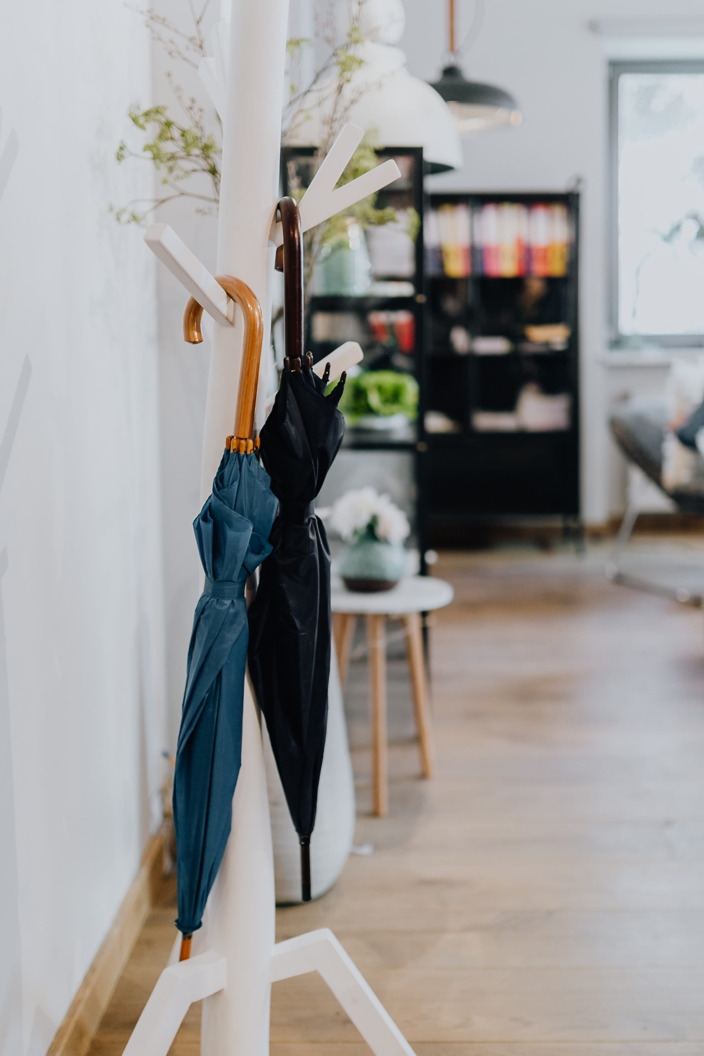 incidental people, consumerism, hanging, fashion, umbrellas, selective focus, indoors, representation, garment, store, still life, home interior, hanger, Phone HD Wallpaper