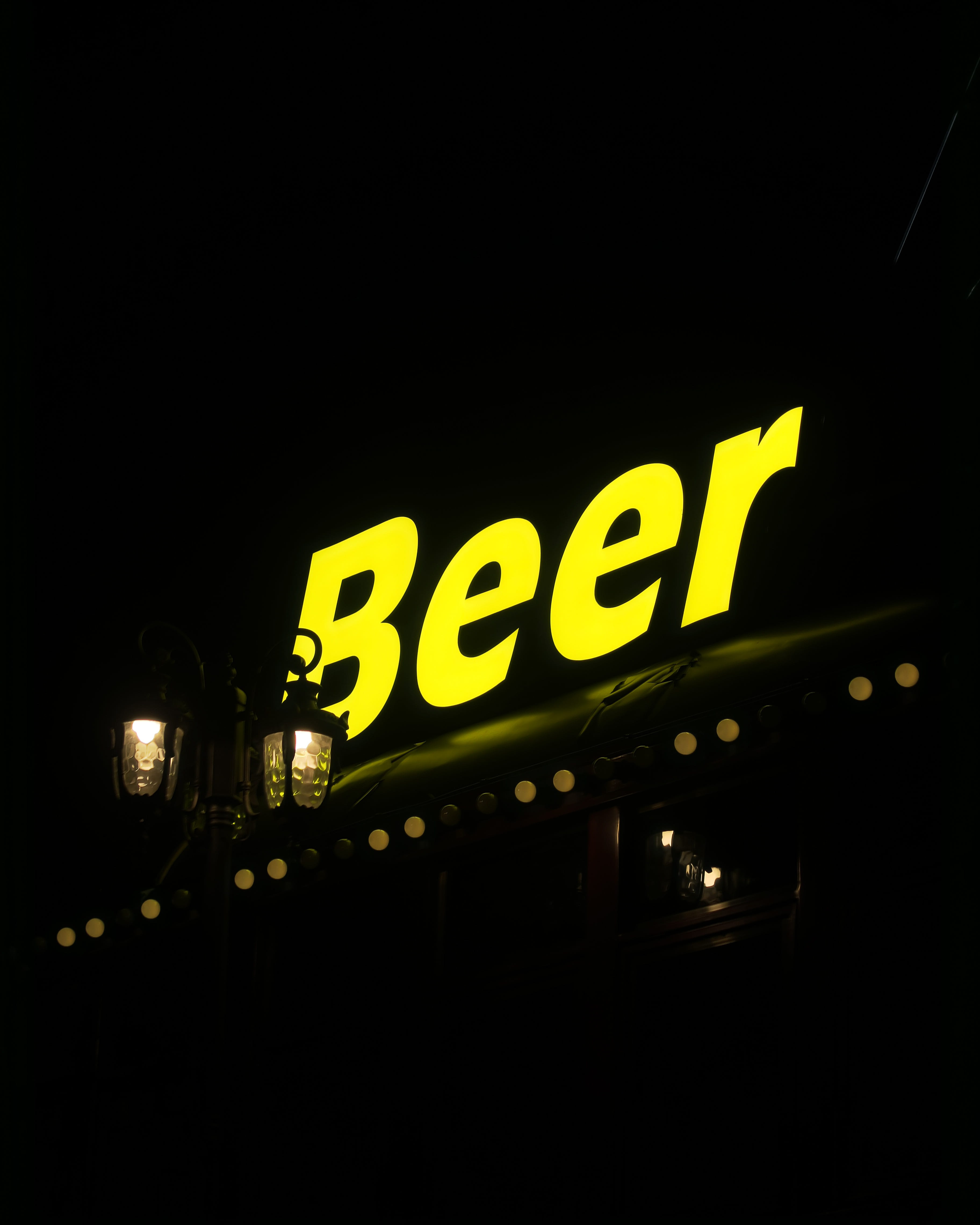 night, dark, urban, copy space, street, western script, alcohol, bar, nightlife, diner, yellow, architecture, food, illuminated, light, light - natural phenomenon, Phone HD Wallpaper
