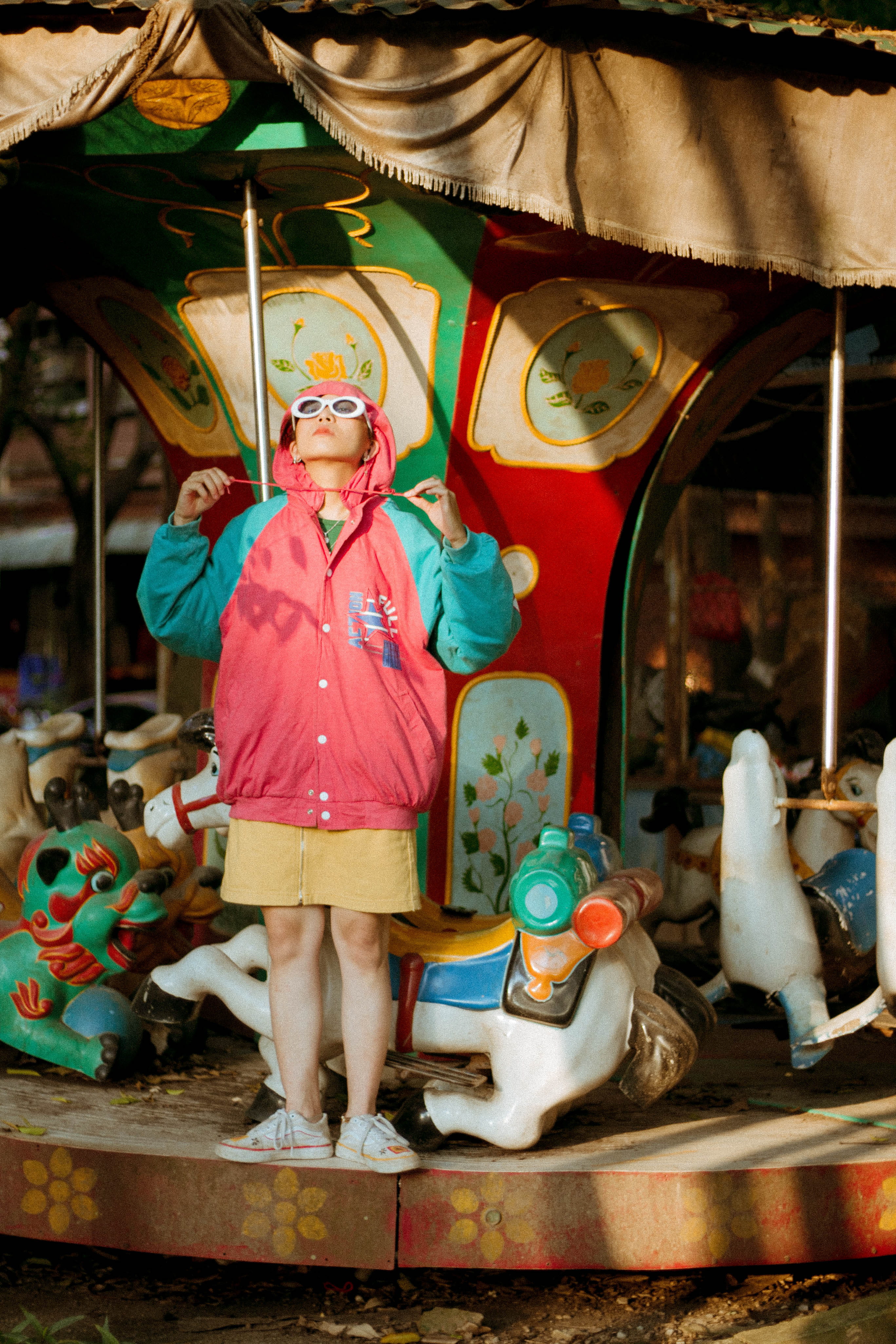 inflatable, large group of objects, red, bird, arcade game machine, clothing, sculpture, wearing, people, representation, coat, front view, day, overcoat, Phone HD Wallpaper