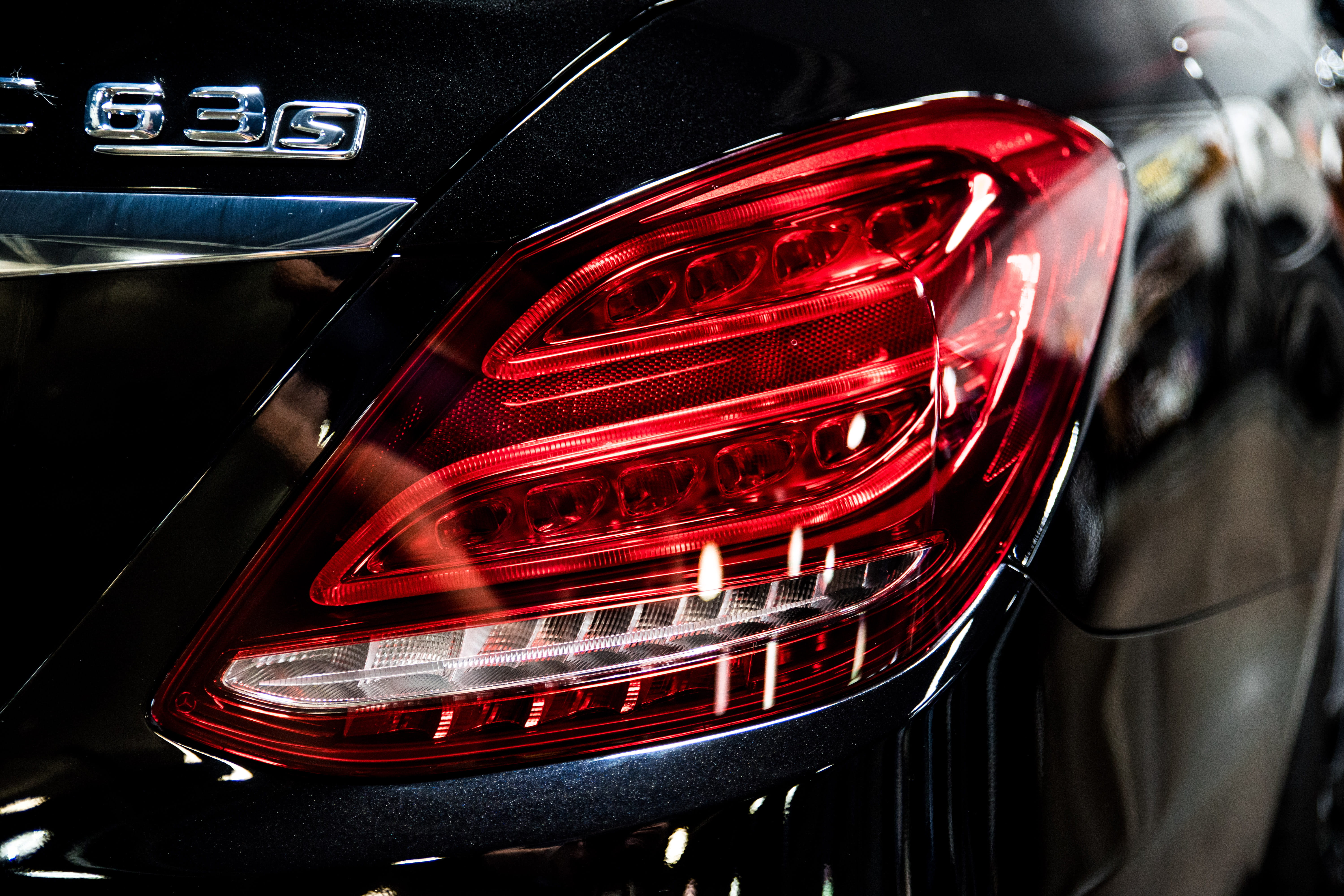 shallow, glass - material, engine, wheel, light, photography, style, focus, sedan, tire, lighting equipment, motor vehicle, taillight, mercedes, car, transportation system, HD Wallpaper