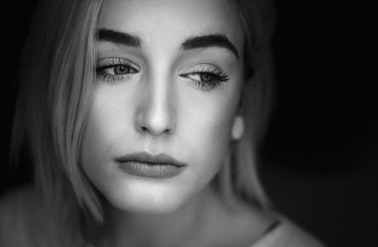 contemplation, young women, face, 720P, black background, human face, women, headshot, one person, close-up, front view, noisy, monochrome, blonde, body part, HD Wallpaper