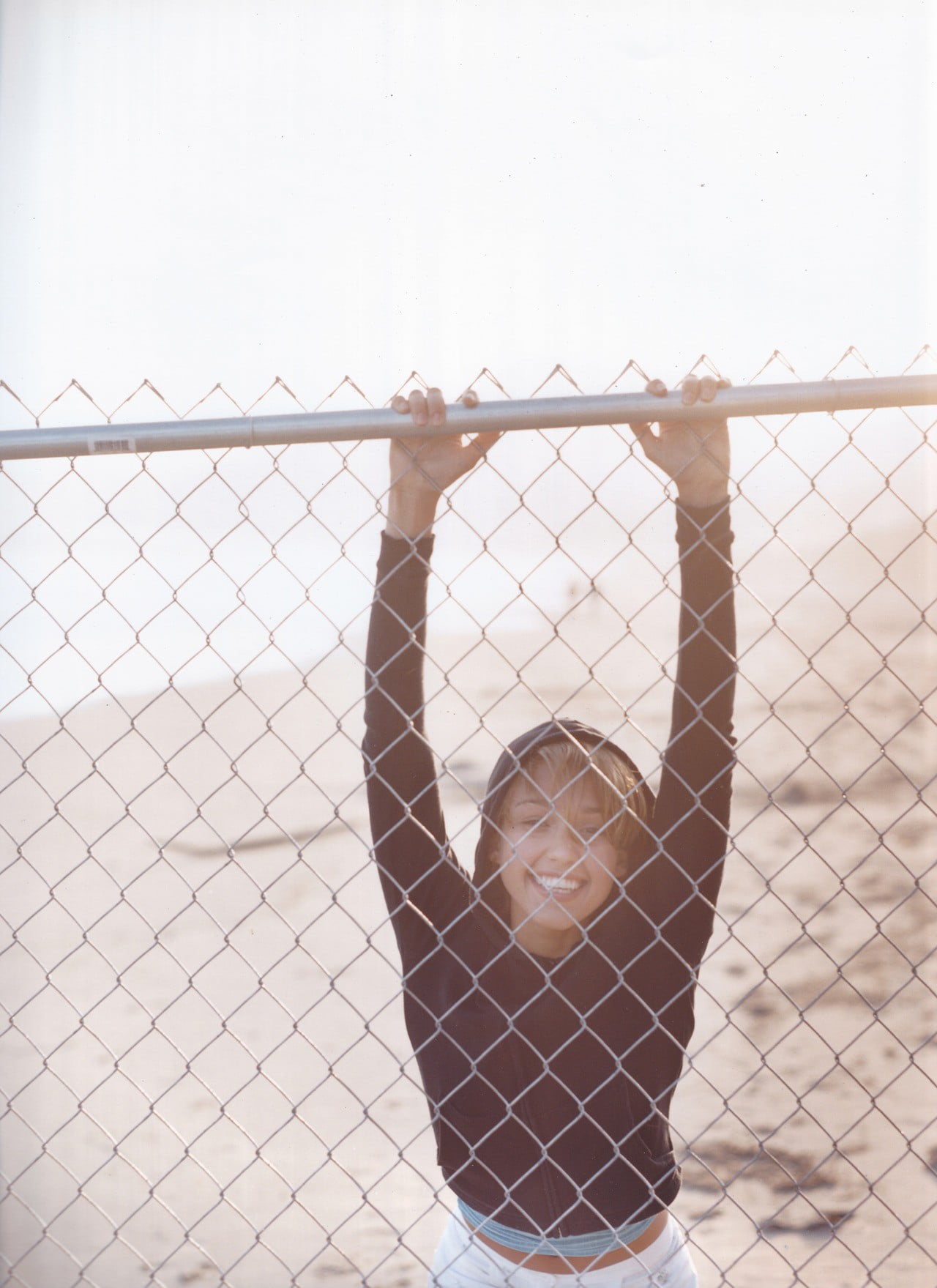 barrier, women, boundary, fence, males, smiling, mouth open, portrait, day, arms raised, wire, beach, 720P, front view, one person, child, headshot, hoods, Phone HD Wallpaper
