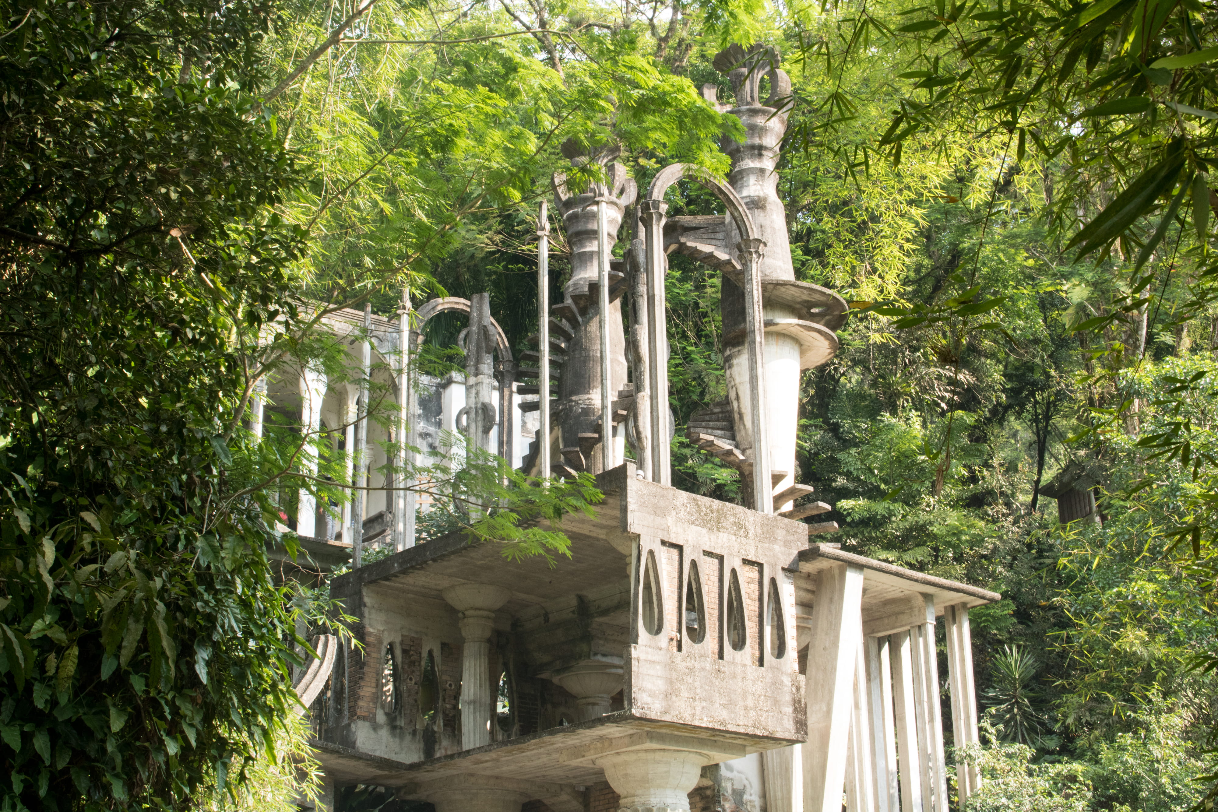 building exterior, building, 4K, spirituality, railing, tree, balustrade, plant, green, low angle view, mexico, green color, belief, day, architectural column, HD Wallpaper