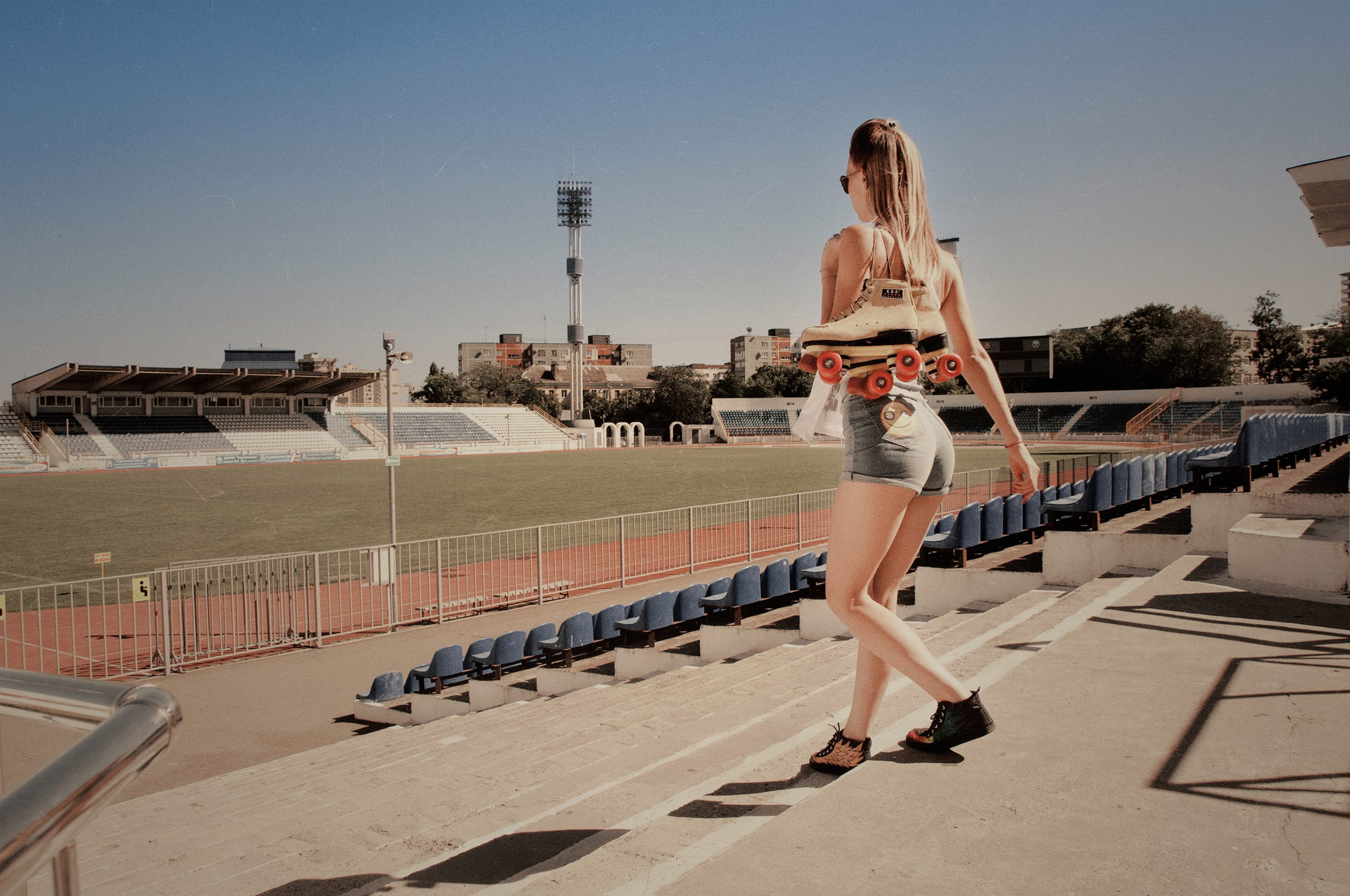 sneakers, women outdoors, rollerskates, stadium, 2K, sunglasses, blonde, jean shorts, women, T-shirt, HD Wallpaper