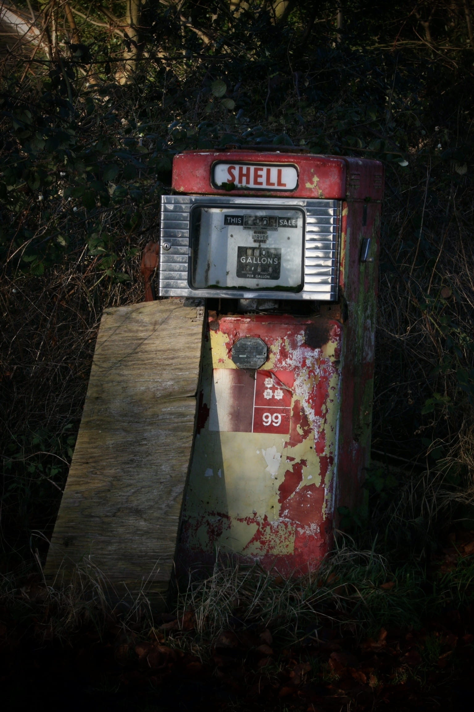 old-fashioned, fuel pump, 1080P, outdoors, fuel and power generation, obsolete, Petrol Pump, grass, run-down, Gasoline, abandoned, gas, red, Gas, nature, Phone HD Wallpaper