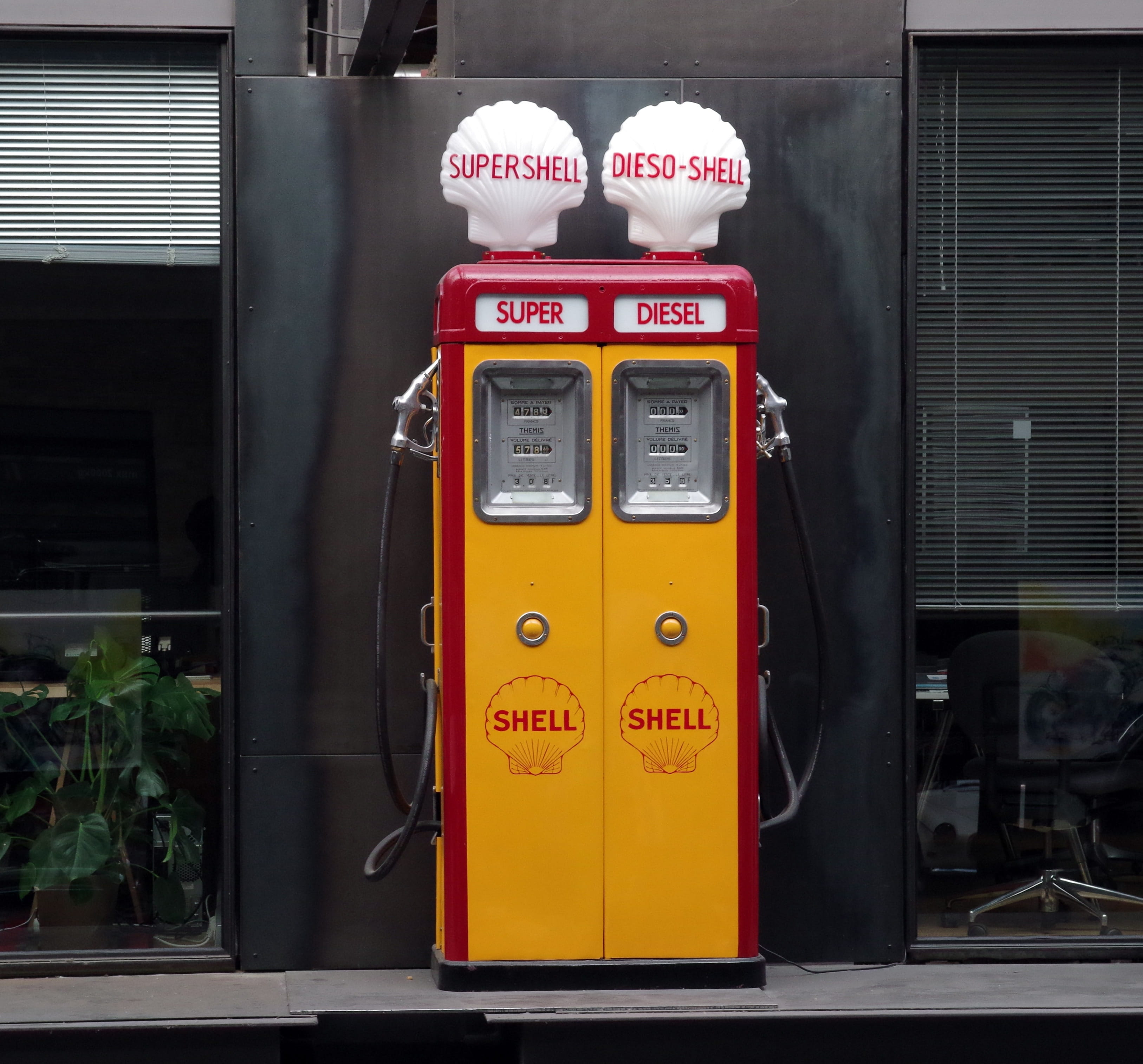 no people, traffic, building exterior, 2K, outdoors, transparent, petrol stations, telephone, refuel, western script, convenience, historically, vintage, HD Wallpaper