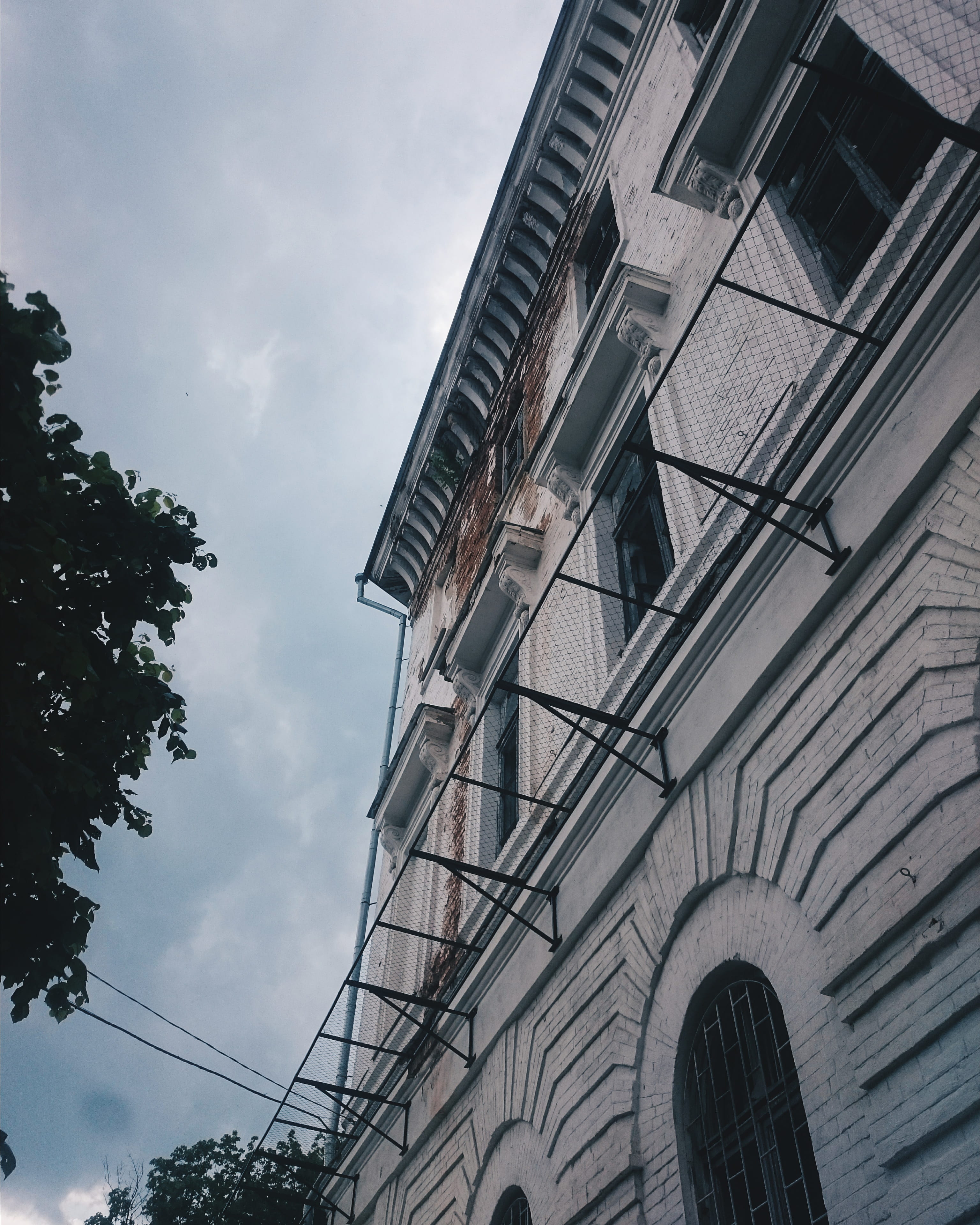 building exterior, day, nature, sky, plant, building, no people, tree, railing, poltava, architecture, 4K, residential district, ukrainian, window, travel destinations, Phone HD Wallpaper