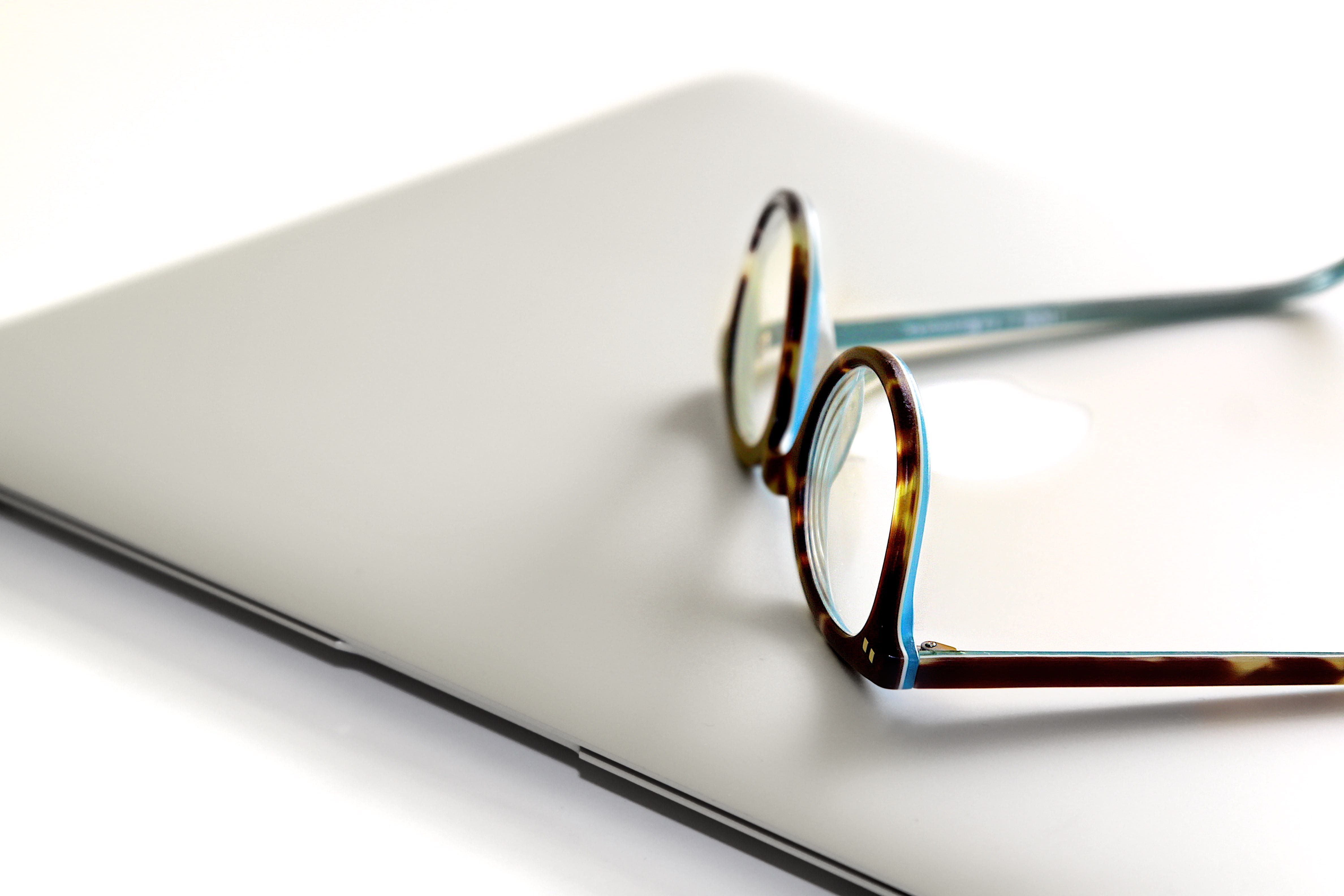 apple inc, personal accessory, notebook, minimal, technology, no people, modern, laptop, apple, business, document, macbook, computer, reflection, eyeglasses, HD Wallpaper