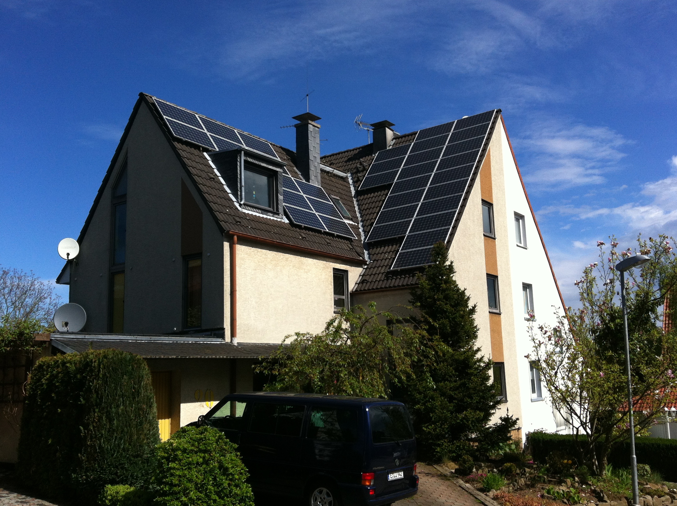 car, solar modules, white, built structure, sky, residential district, sunlight, no people, renewable, black, building, nature, alternative energy, house, HD Wallpaper
