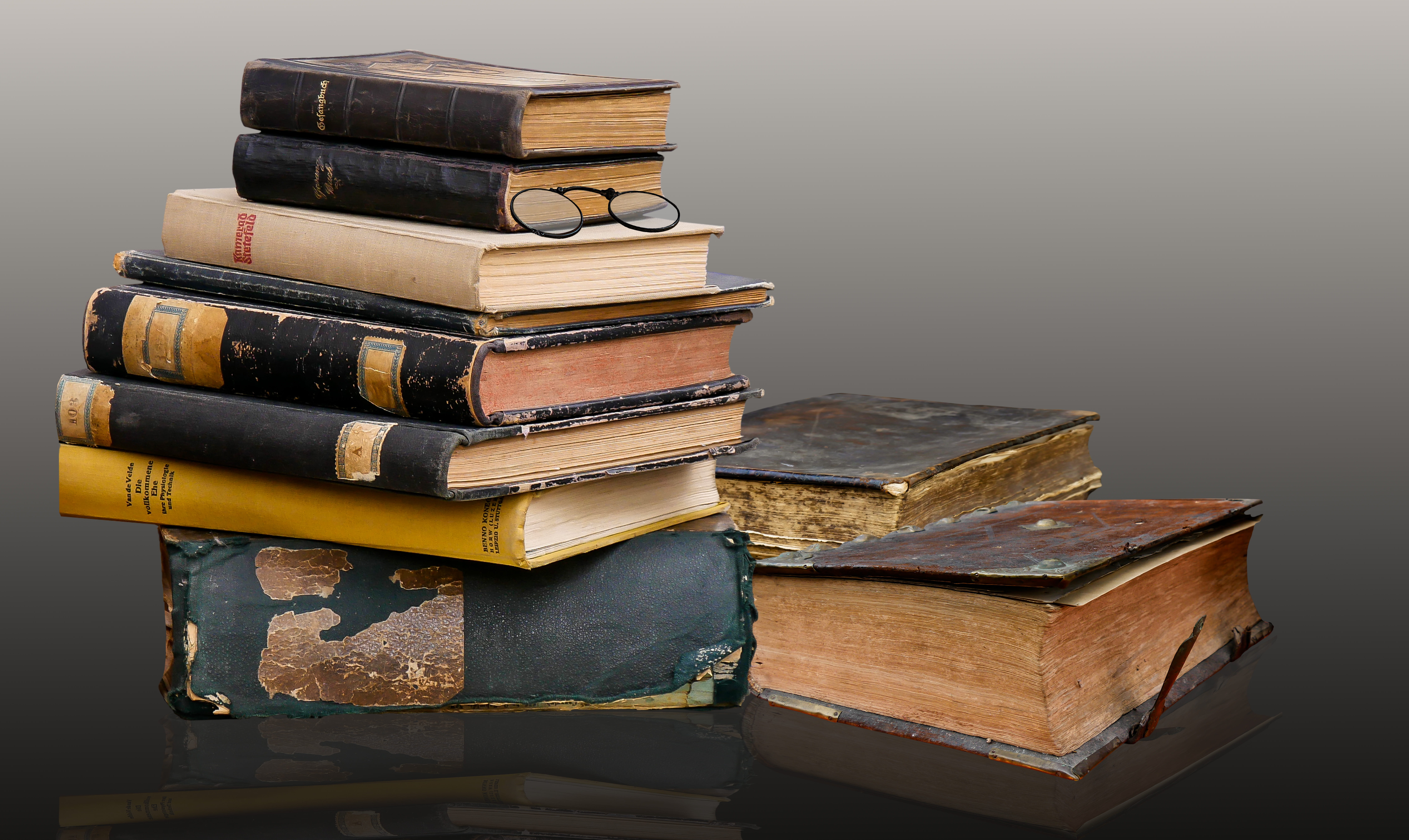 table, gray, studio shot, Literature, know, technology, gray background, wood - material, abundance, worn, vintage, school, books, old books, antique, spine, HD Wallpaper